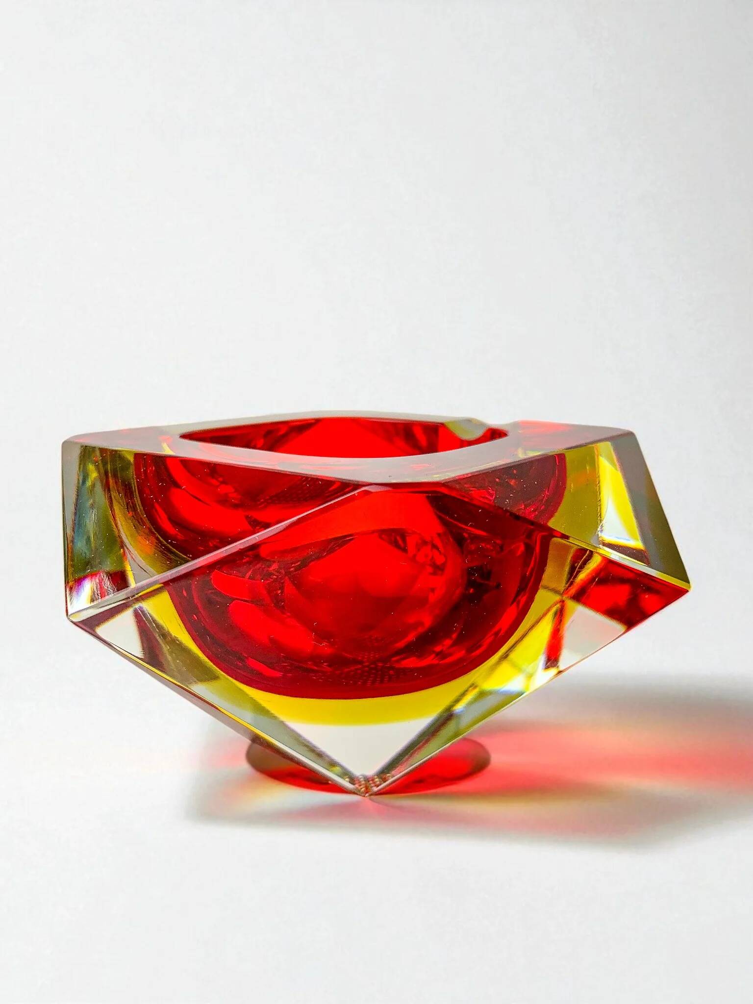 Cendrier Sommerso rouge et jaune italien par Seguso, Murano, années 1970