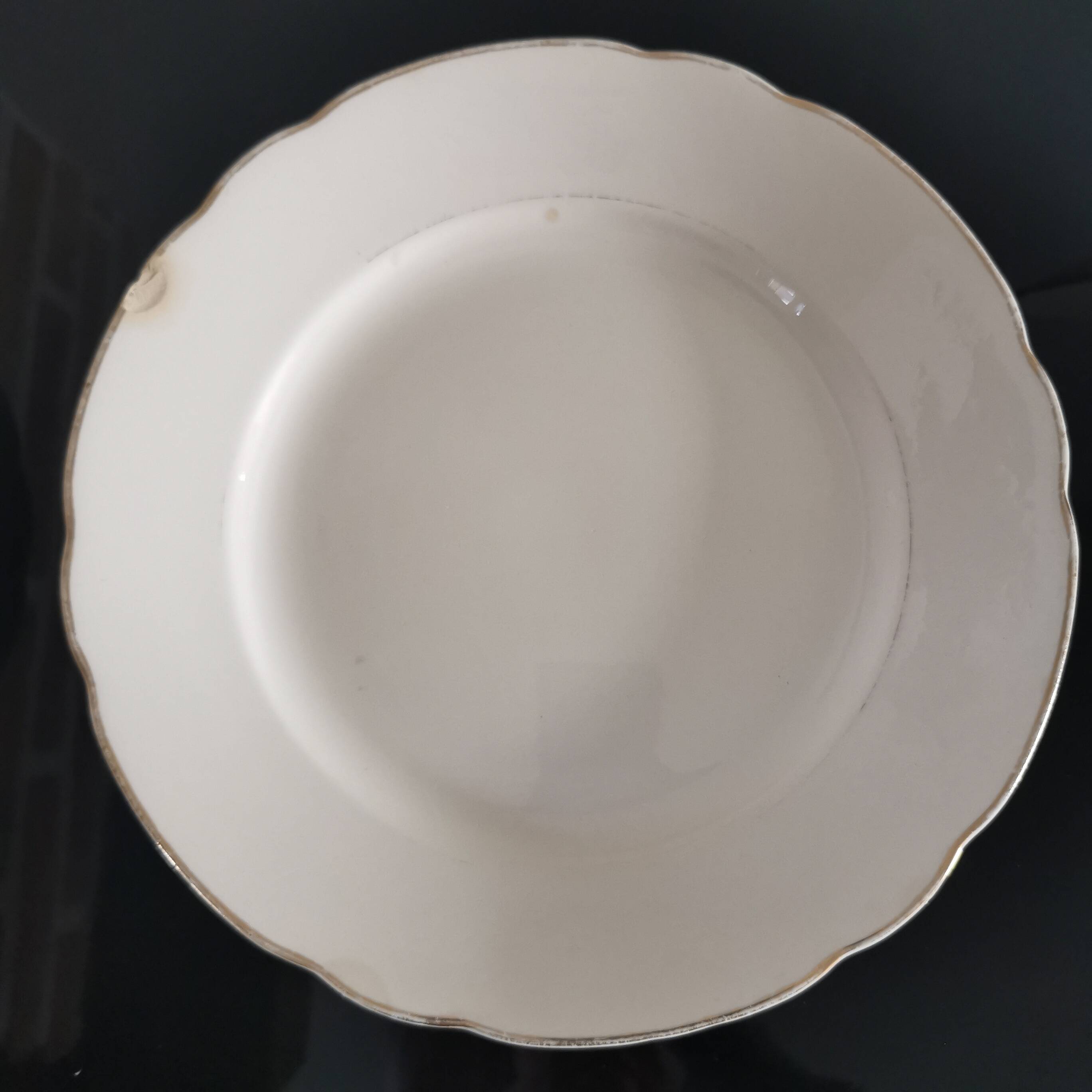 Set of 6 Villeroy and Boch flat plates in ivory color and gold edging