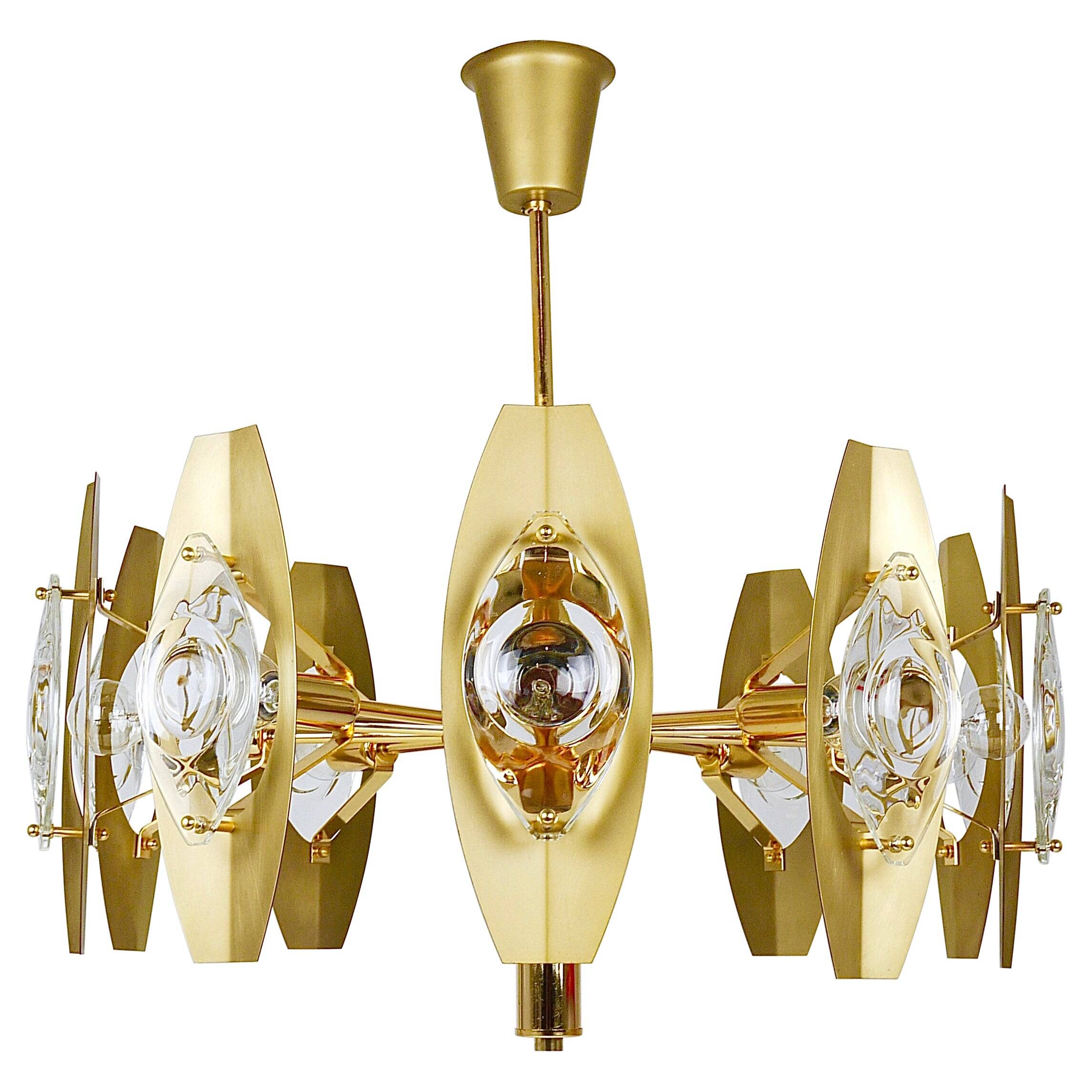 Oscar Torlasco brass chandelier of 25 inches with optical prism lenses, Italy, 1970s.