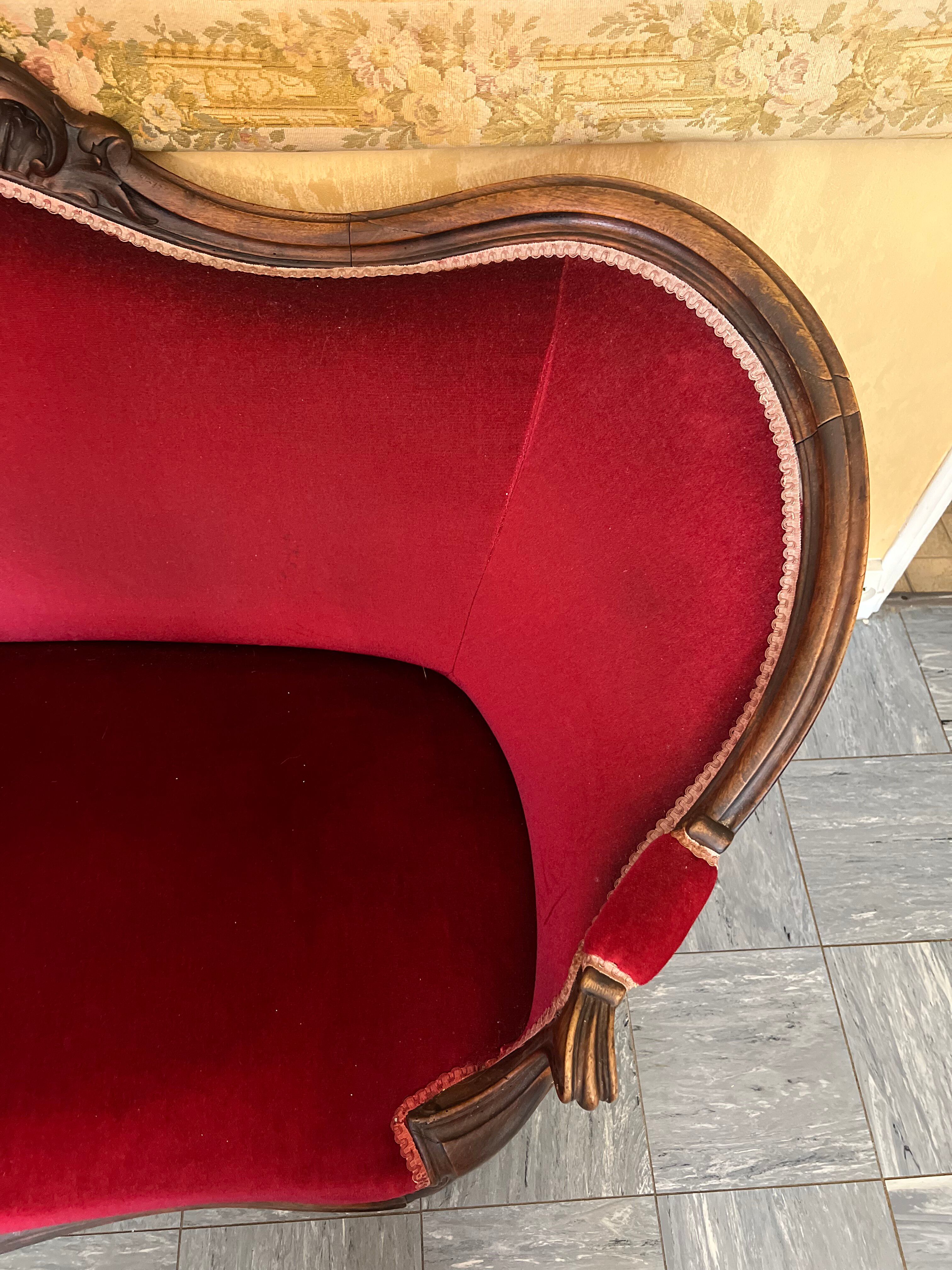 Antique canapé in wood and burgundy velvet in Louis Philippe style.