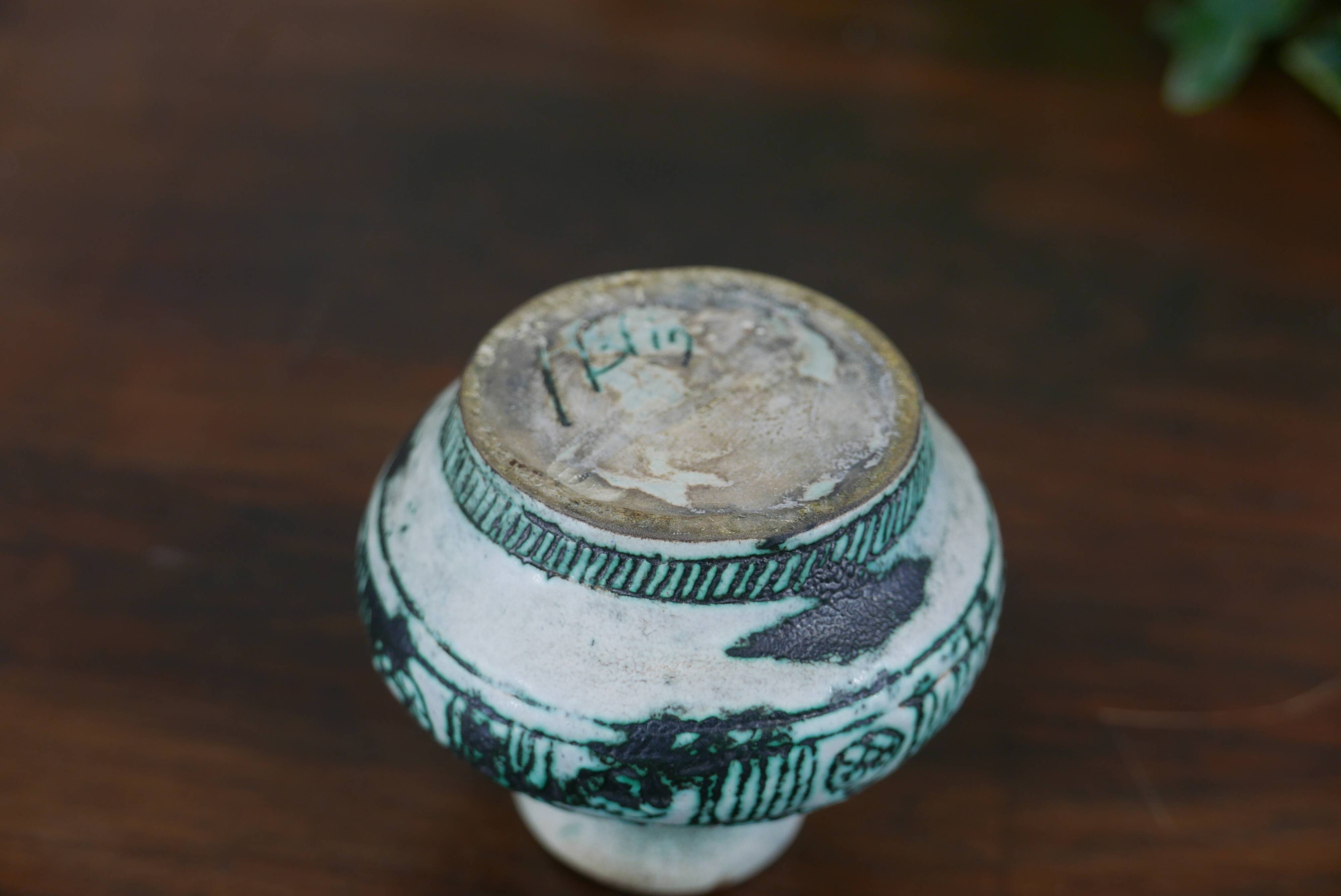 Petit vase signé Jacques Blin.