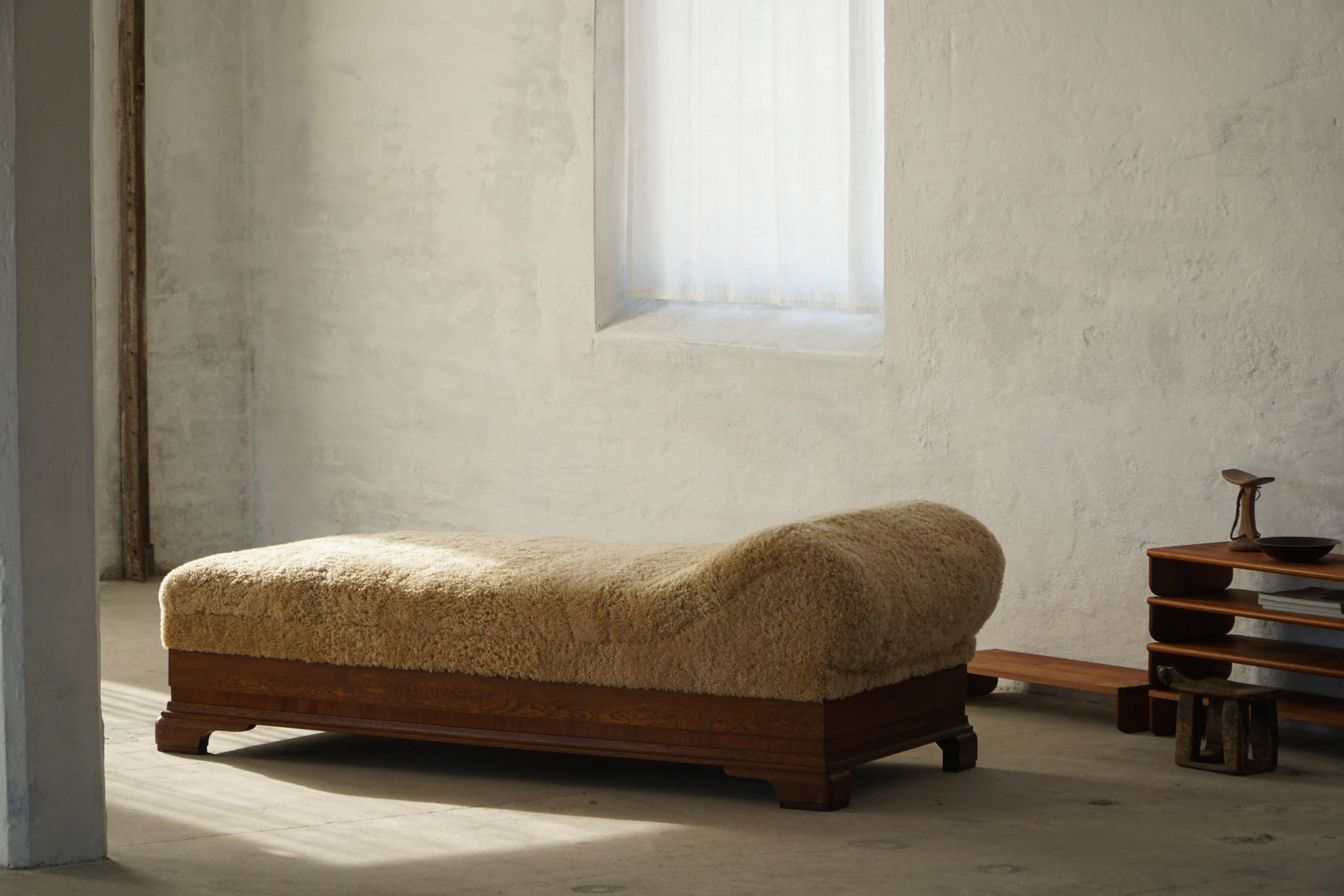 Art Deco, upholstered daybed in lambswool, Danish cabinetmaker, 1930s.