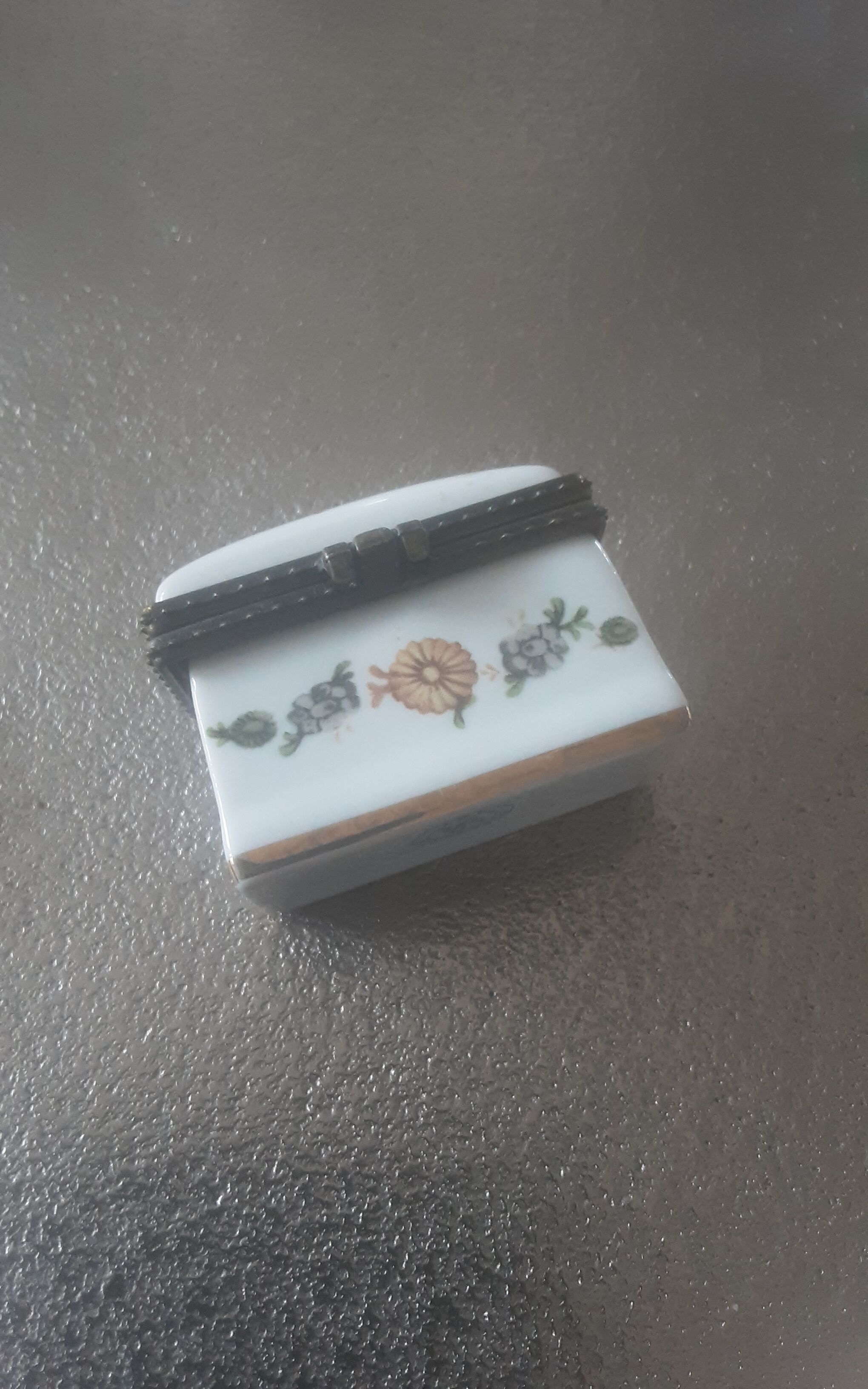 Lot 2 porcelain boxes Art