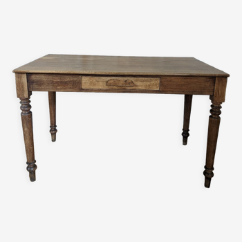 Farmhouse table with turned legs