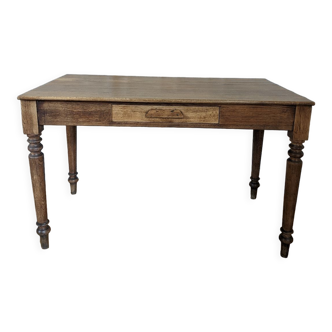 Farmhouse table with turned legs