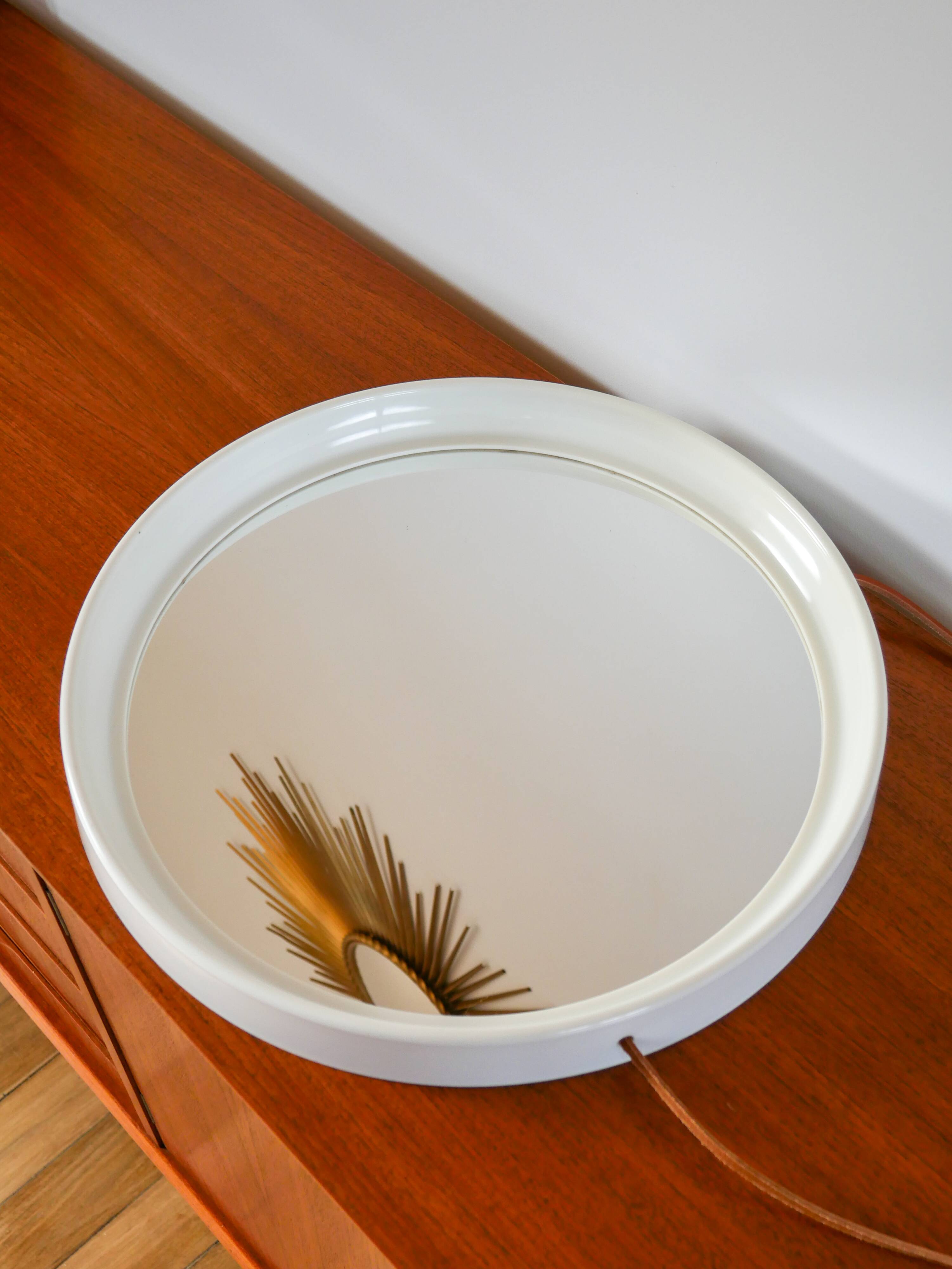 Miroir casquette design rond en plexi écru avec lanière en cuir 1970