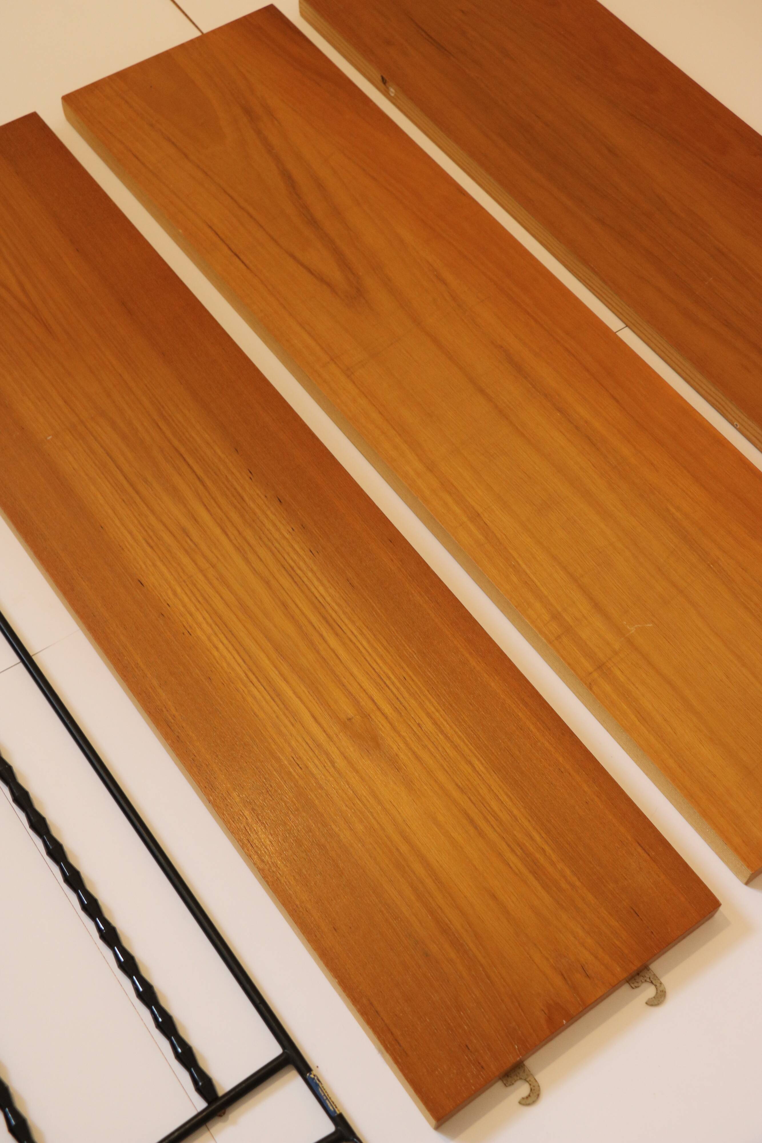 String shelf in wood and black metal