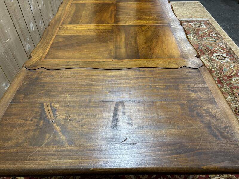 Table à manger en noyer de style Louis XV