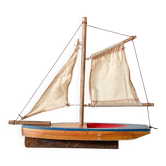 Barque voilier de bassin coque 1/2 creuse de la marque Giraud Sauveur