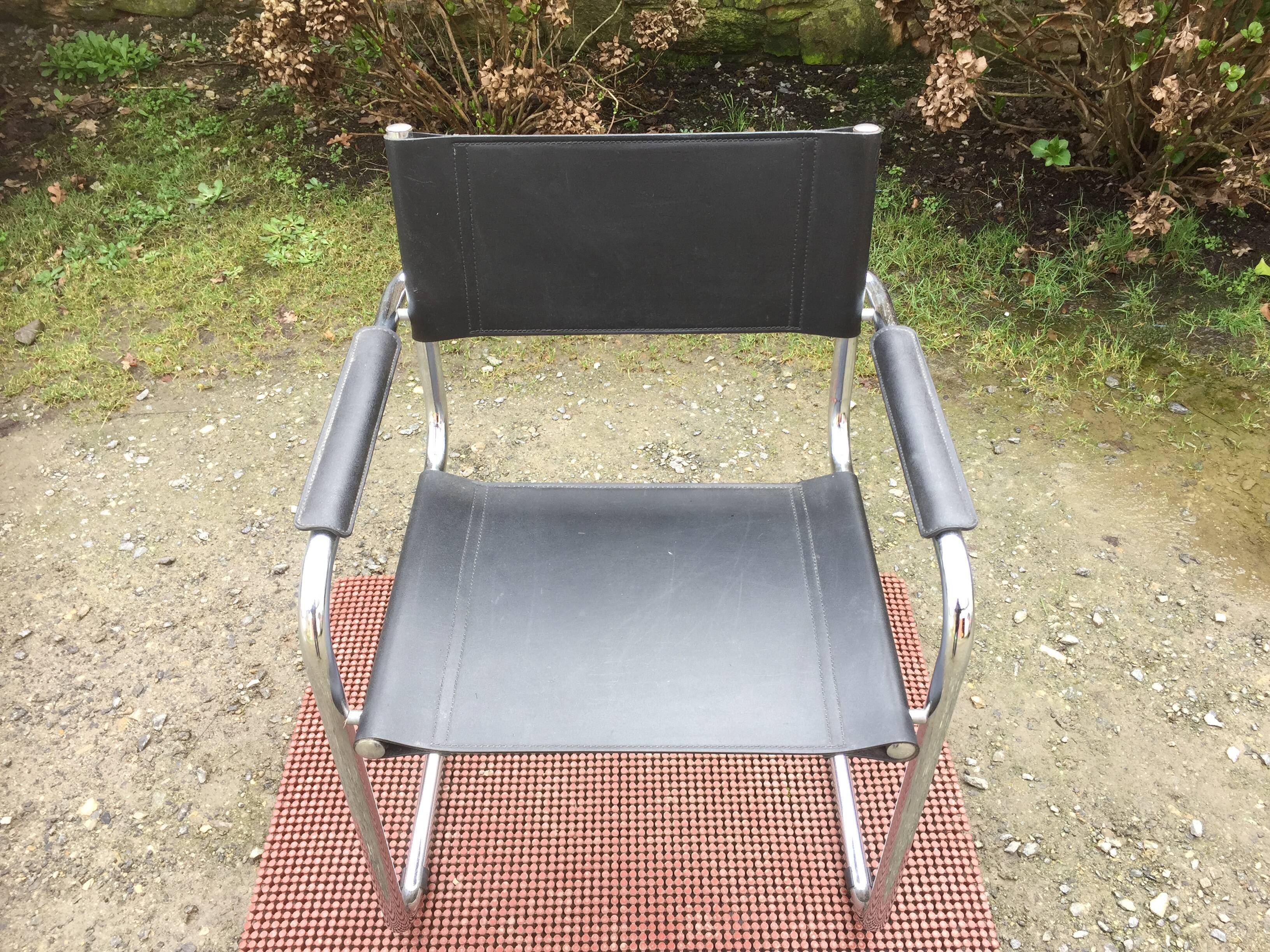 Design armchair with chrome metal tubular base and seat in black Skaï