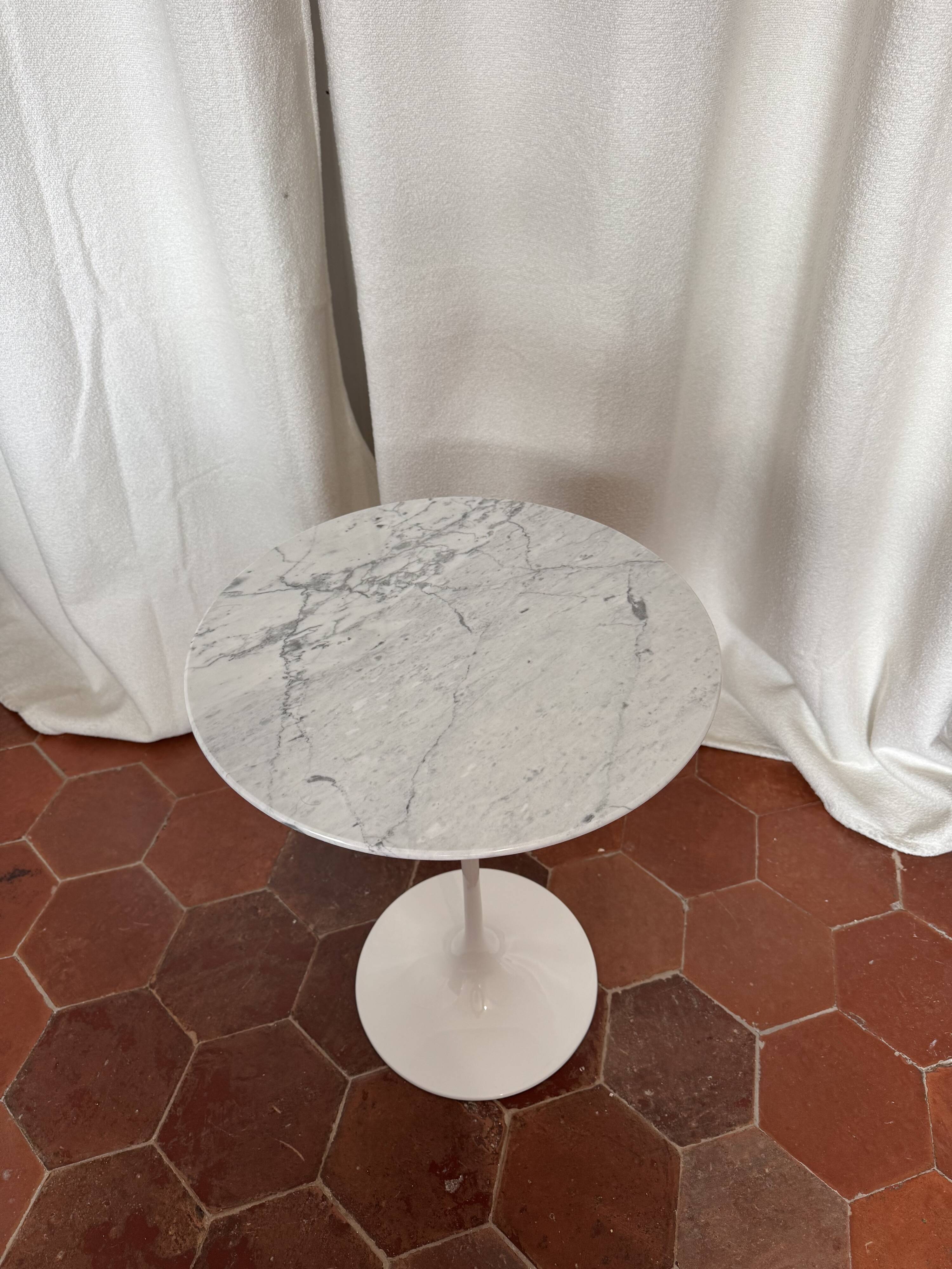 Designer coffee table in Carrara marble – Ø 41 cm
