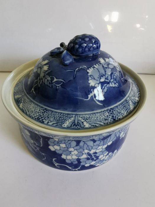 Ancient white blue Chinese ceramic pot