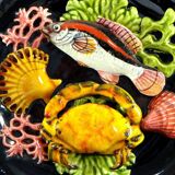 Vallauris, Années 1950, Assiette En Trompe l'Oeil Décor Poisson, Crabe, Coquillages, Corail.