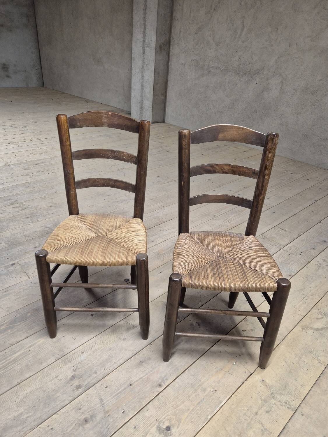 Pair of rustic country mountain straw chairs, old 1950s