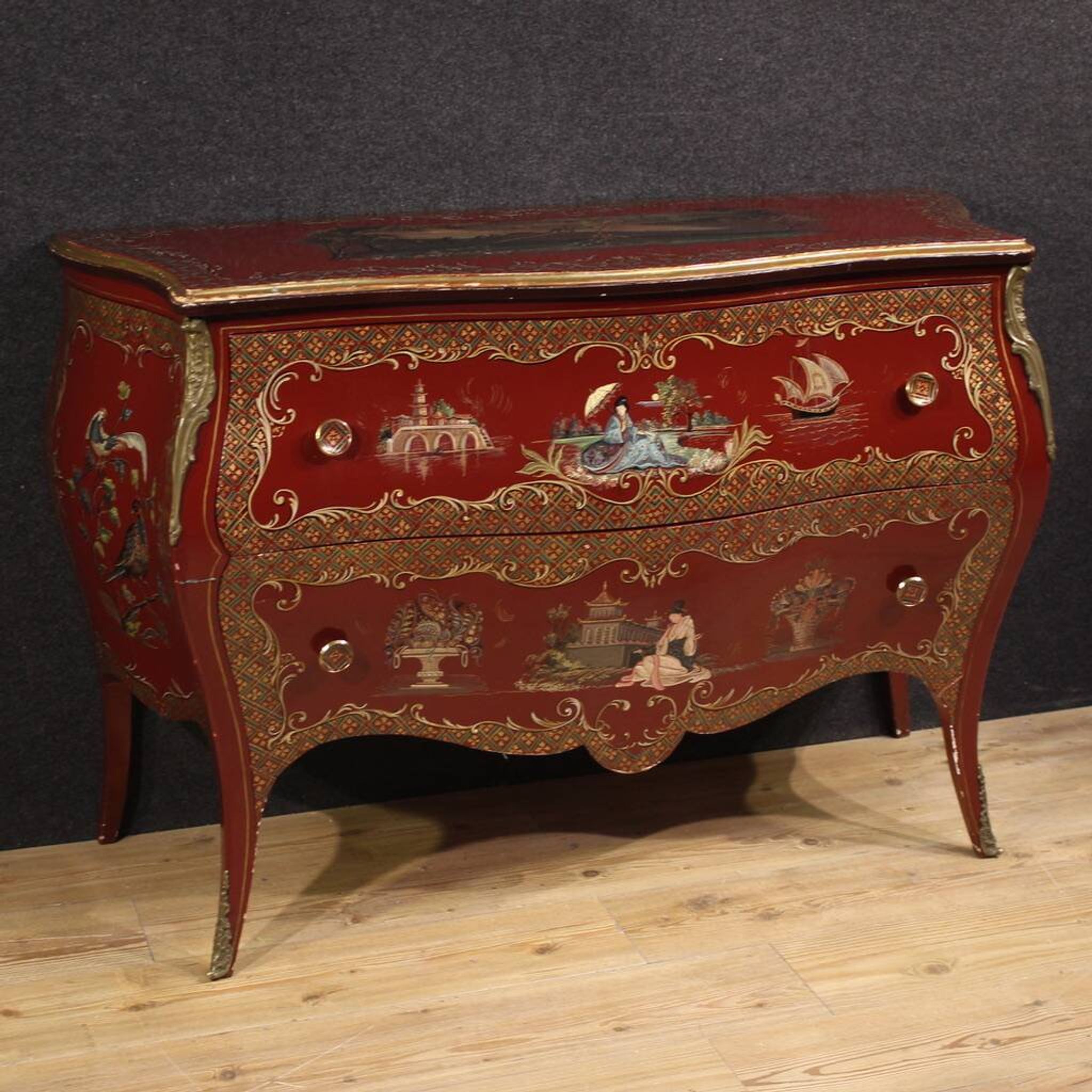Commode chinoise laquée, peinte et dorée
