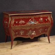 Commode chinoise laquée, peinte et dorée