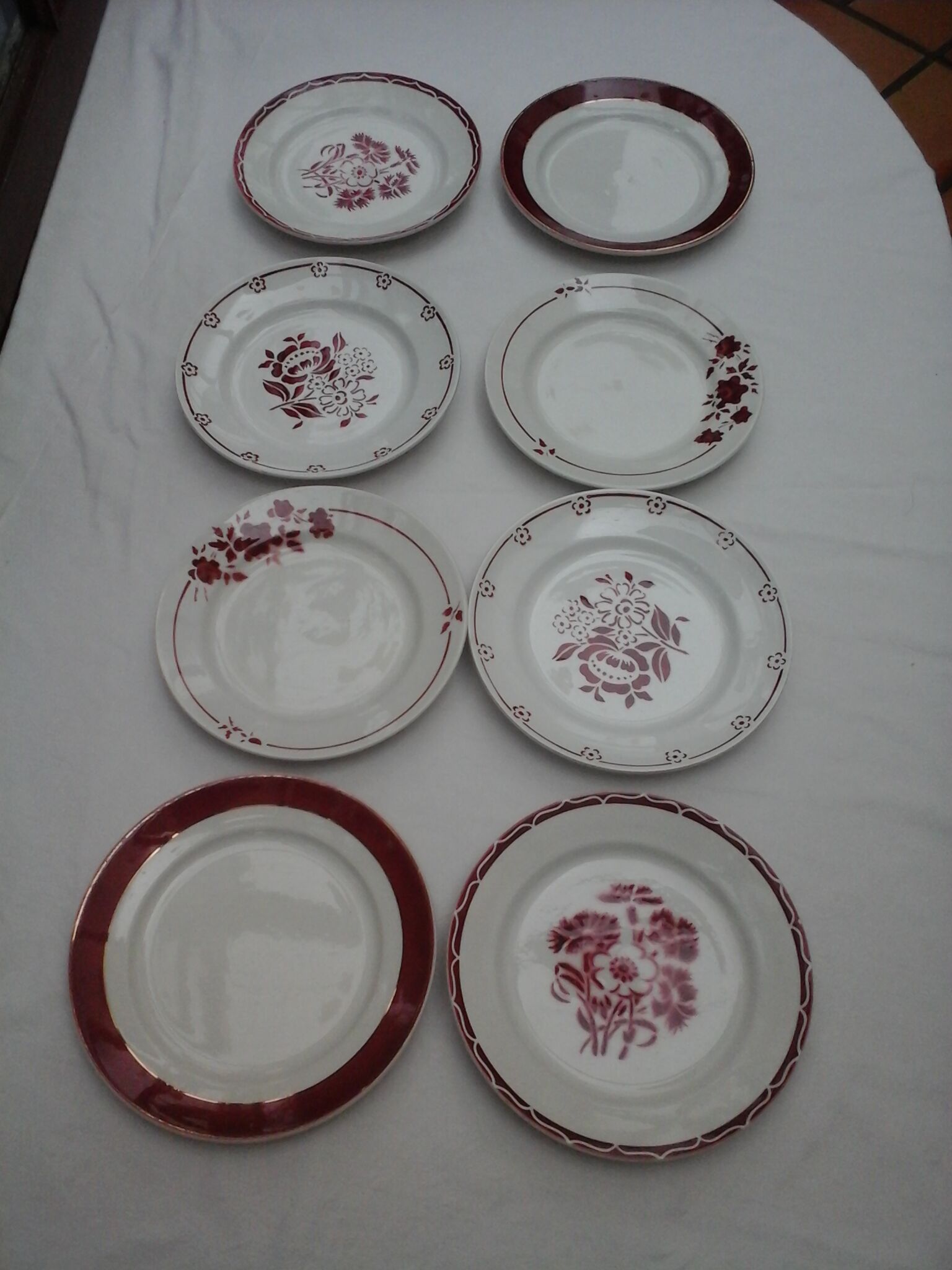 Assortment of 8 red dinner plates