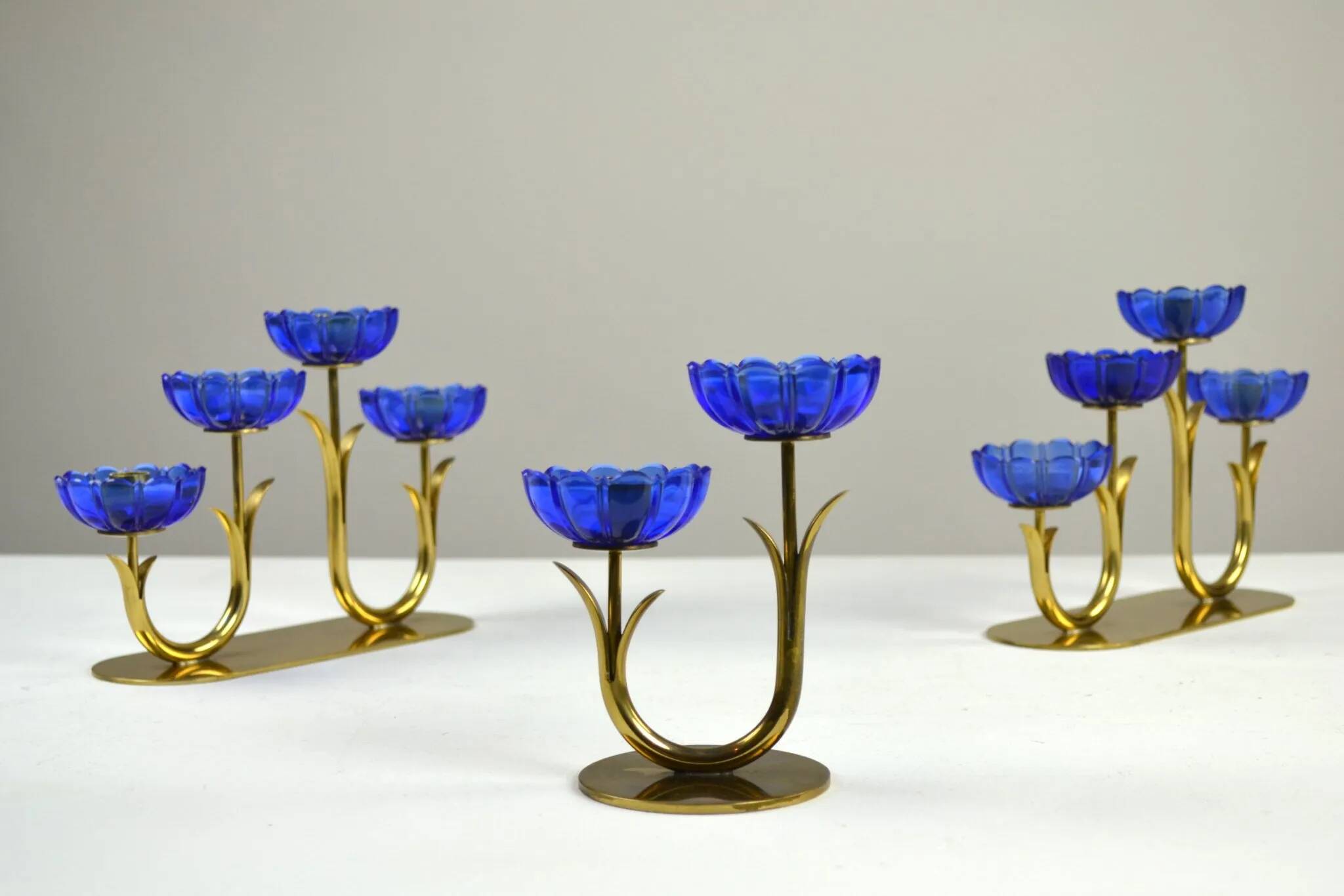 Bougeoirs en laiton massif et en verre artistique bleu cobalt par Gunnar Ander pour Ystad-Metall, Suède, années 1950.