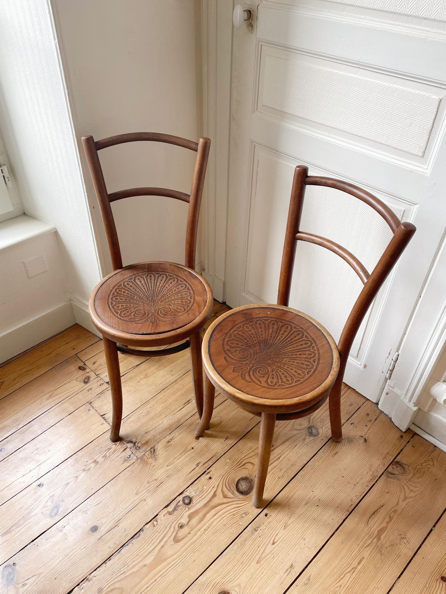 Lot 2 wooden Thonet bistro chairs