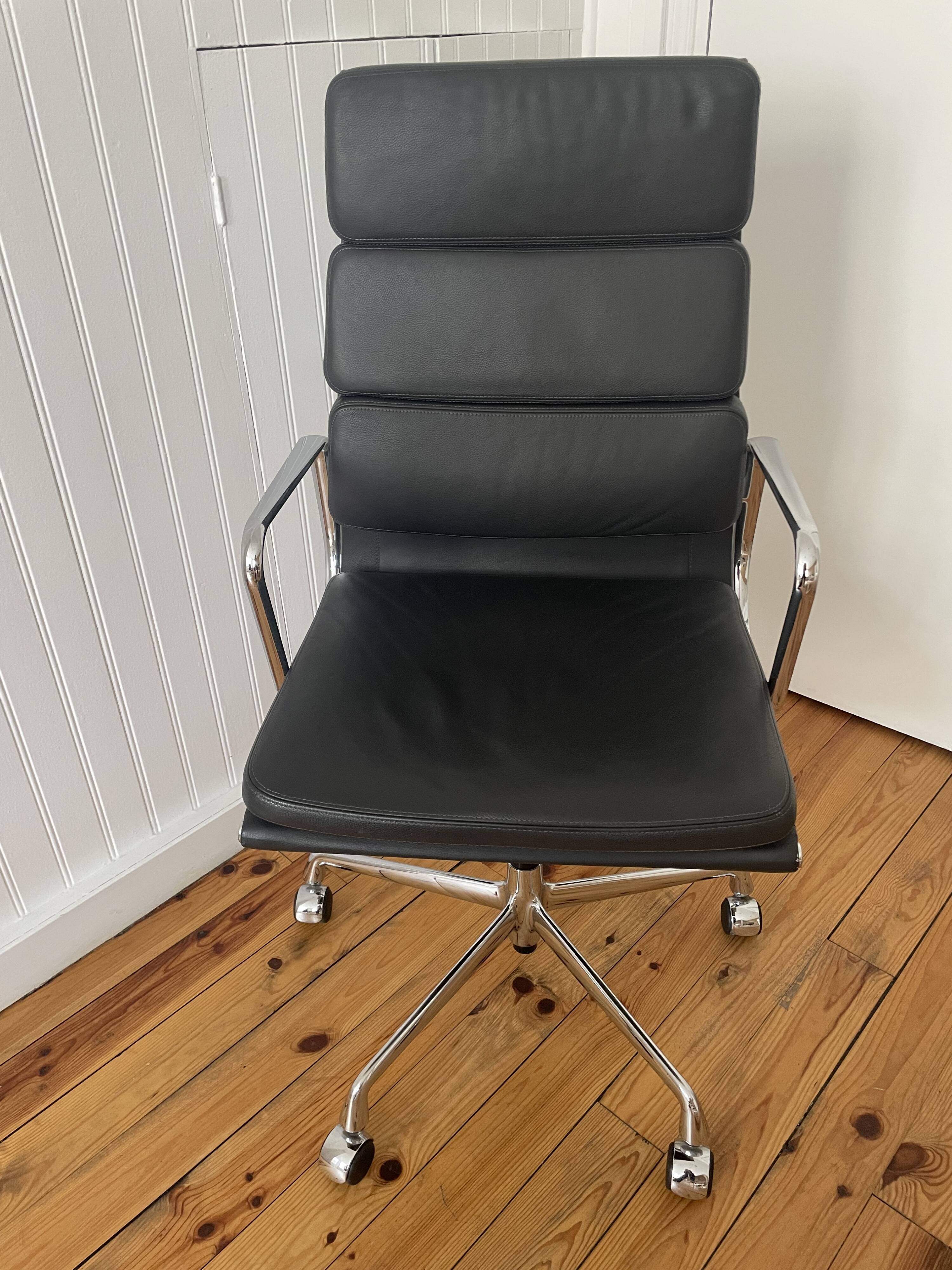Fauteuil de bureau ea 219 soft pad eames chair by vitra
