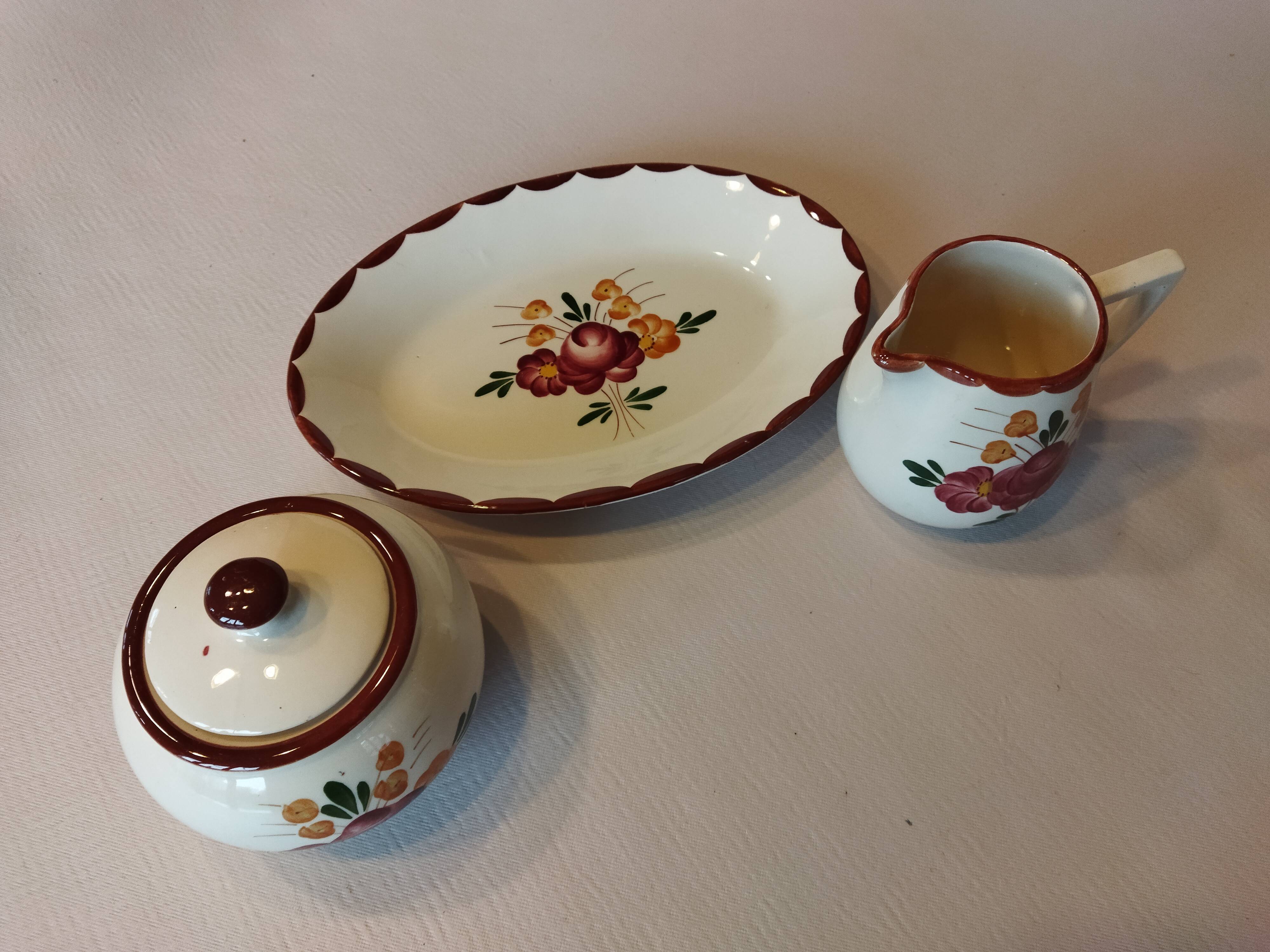 Longchamp Agen model sugar bowl and creamer on tray