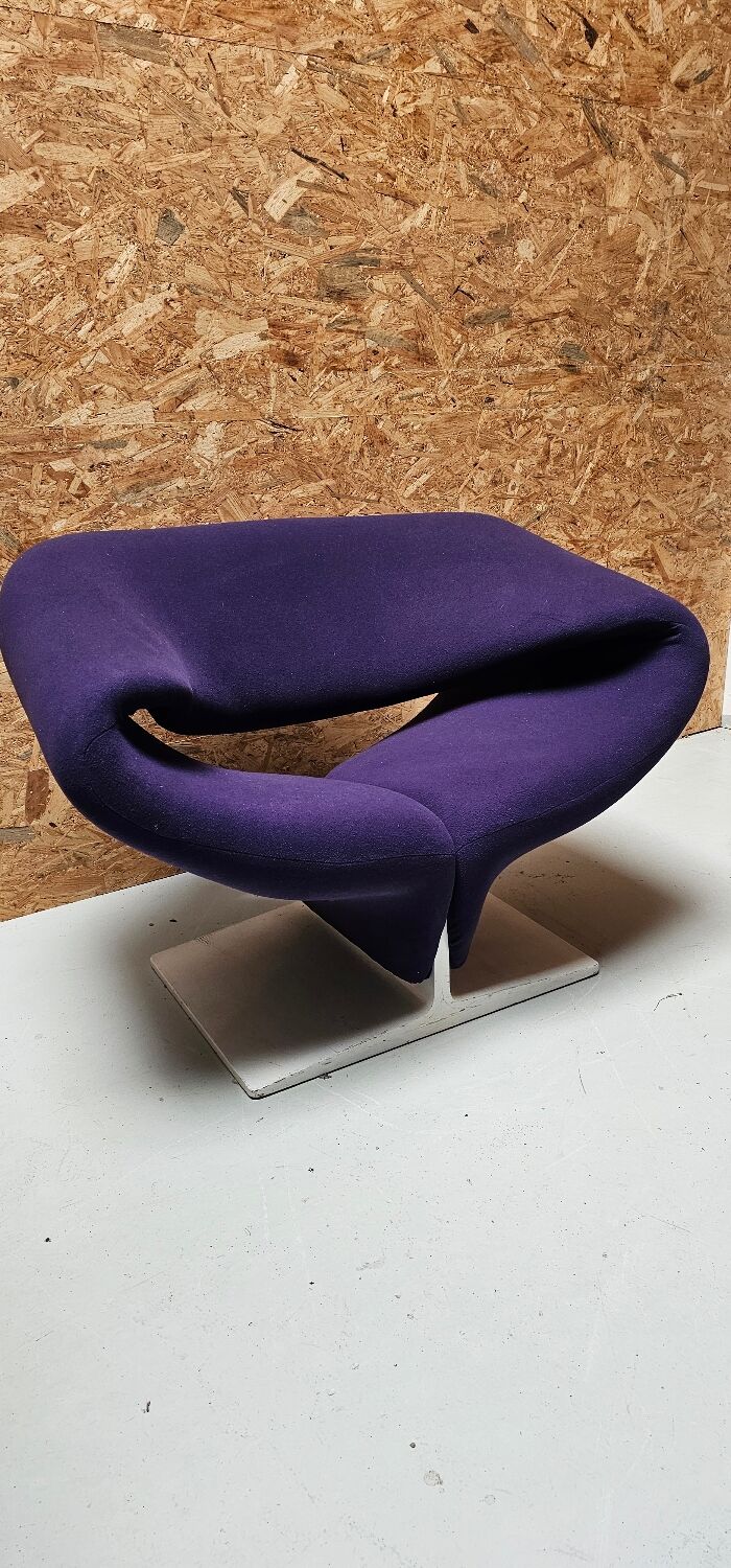 Artifort Ribbon chair designed by Pierre Paulin in 1960.