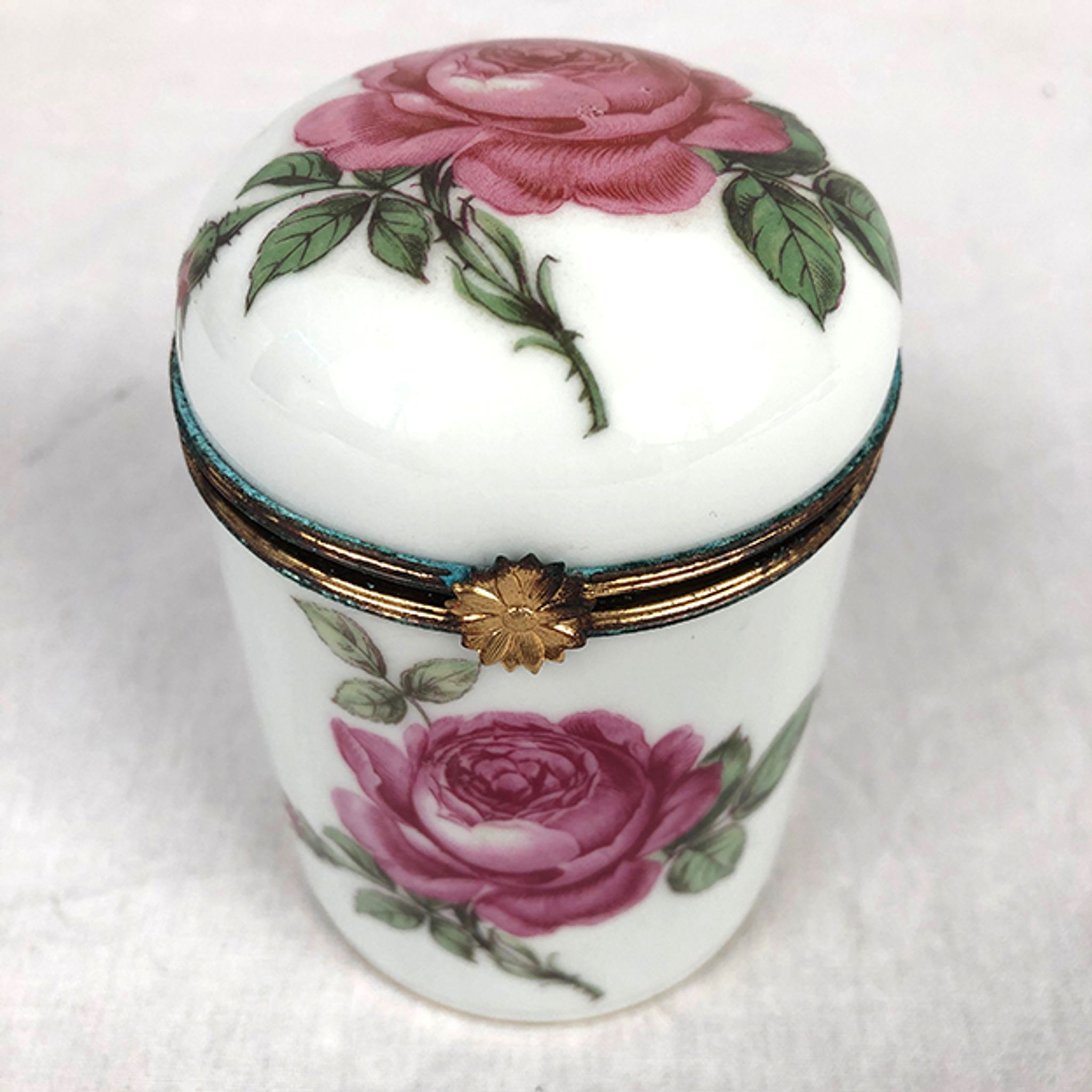 Porcelain box with lid, decorated with roses. Limoges, Singer circa 1950