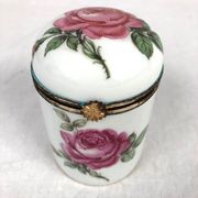 Porcelain box with lid, decorated with roses. Limoges, Singer circa 1950