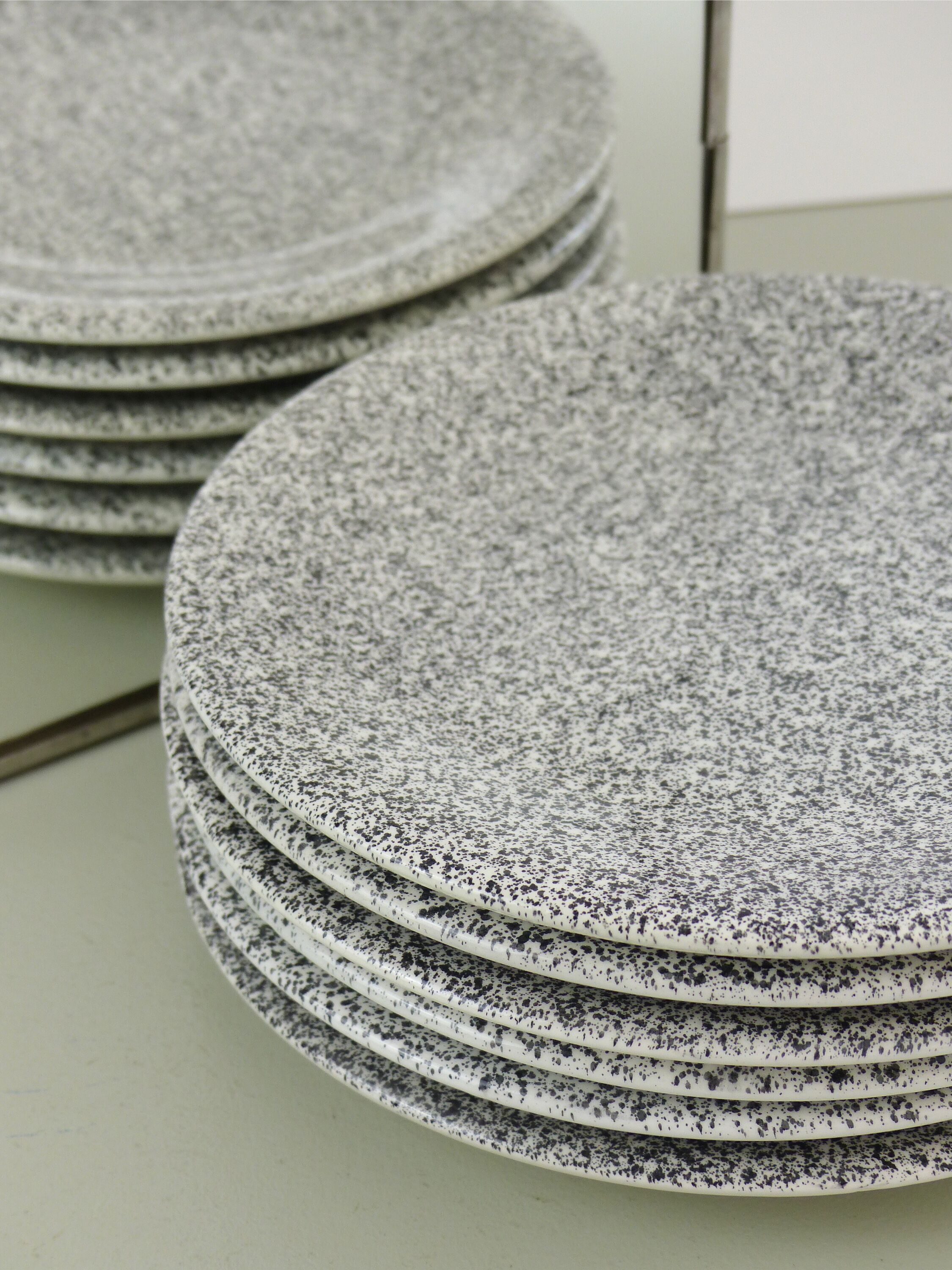 Set of 6 flat plates in speckled stoneware Italy