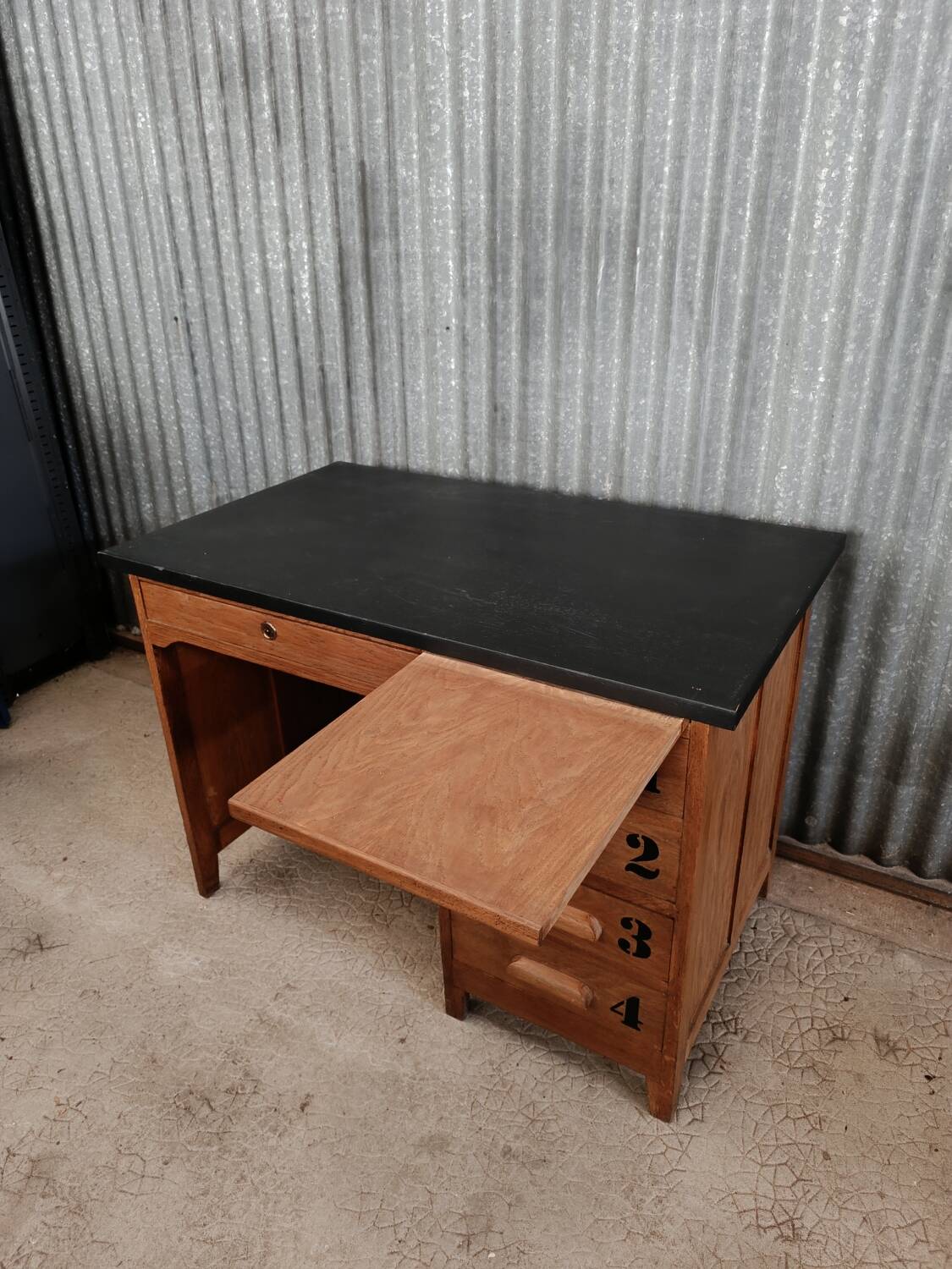 Bureau en bois massif vintage relooker