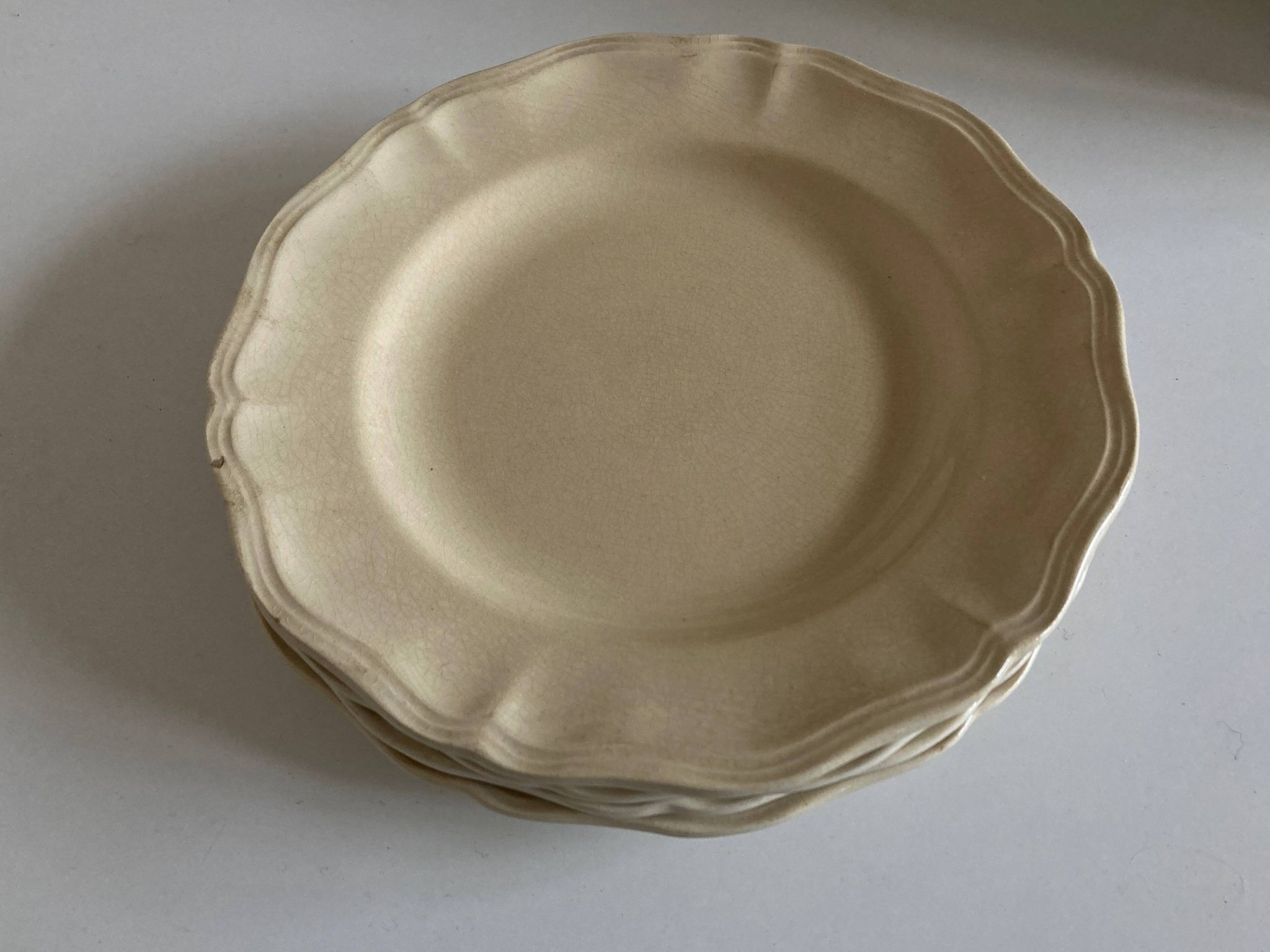 Set of 4 ivory Sarreguemines plates with gadroons