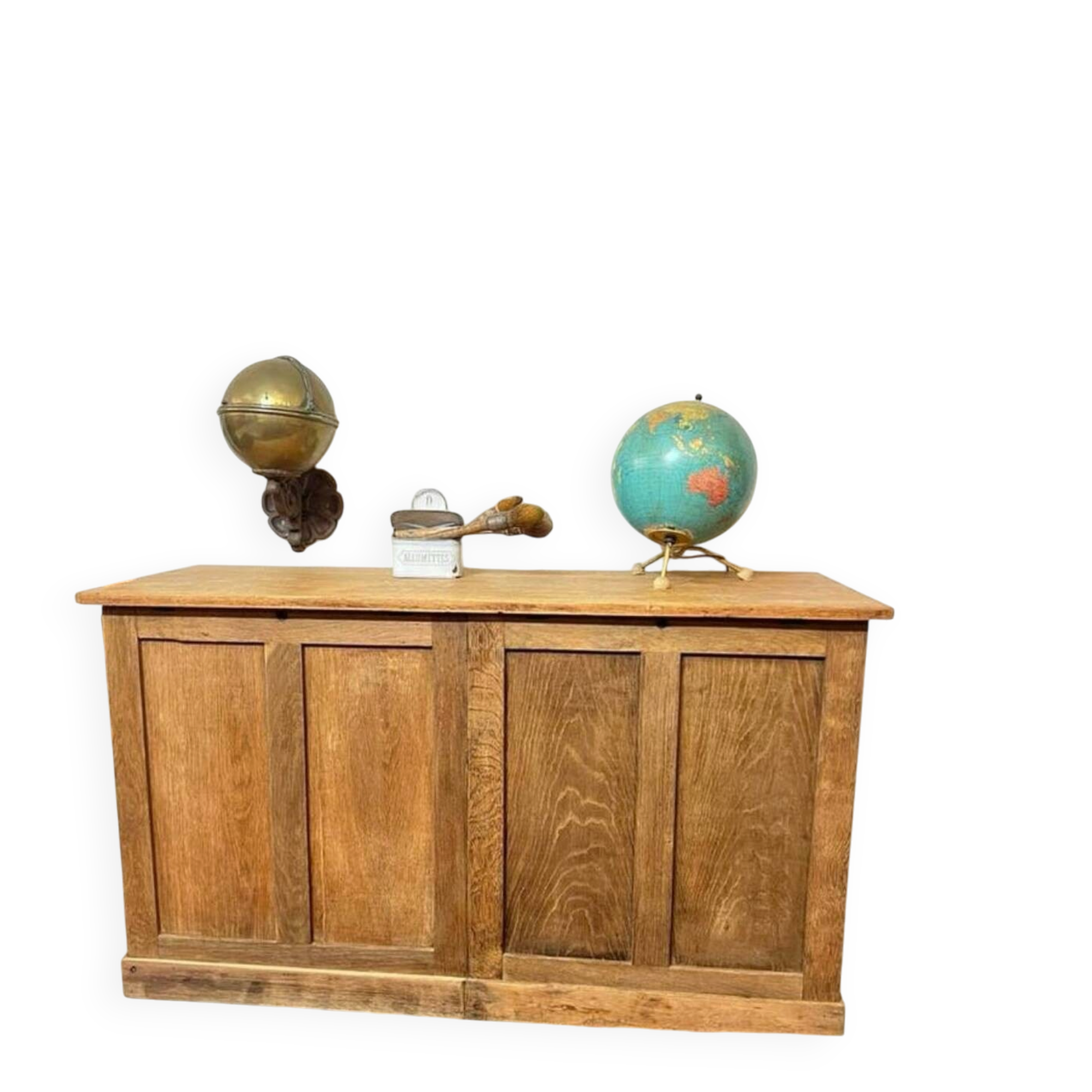 Ancien buffet en chêne à tiroirs