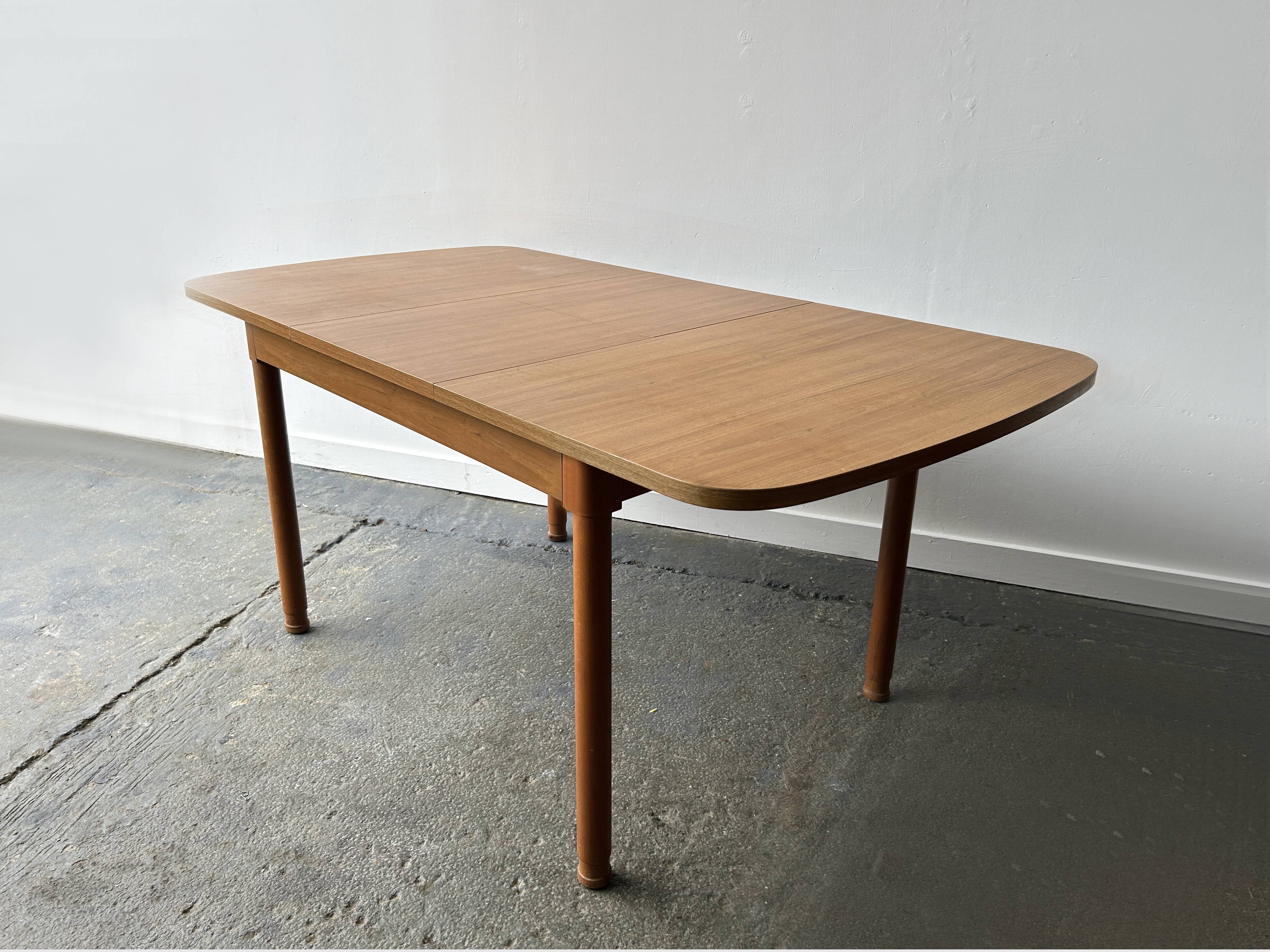 Mid-Century modern extending dining table by Schreiber Furniture