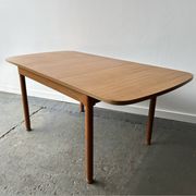 Mid-Century modern extending dining table by Schreiber Furniture