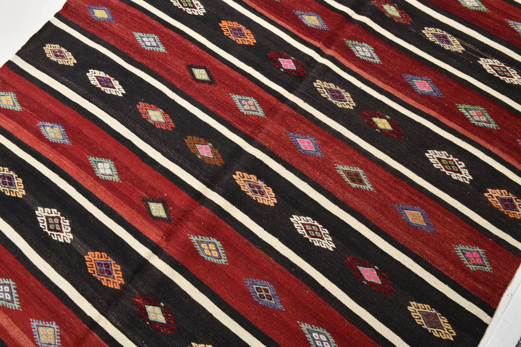 Tapis kilim persan rouge et noir fait main 5x7, 168x228 cm