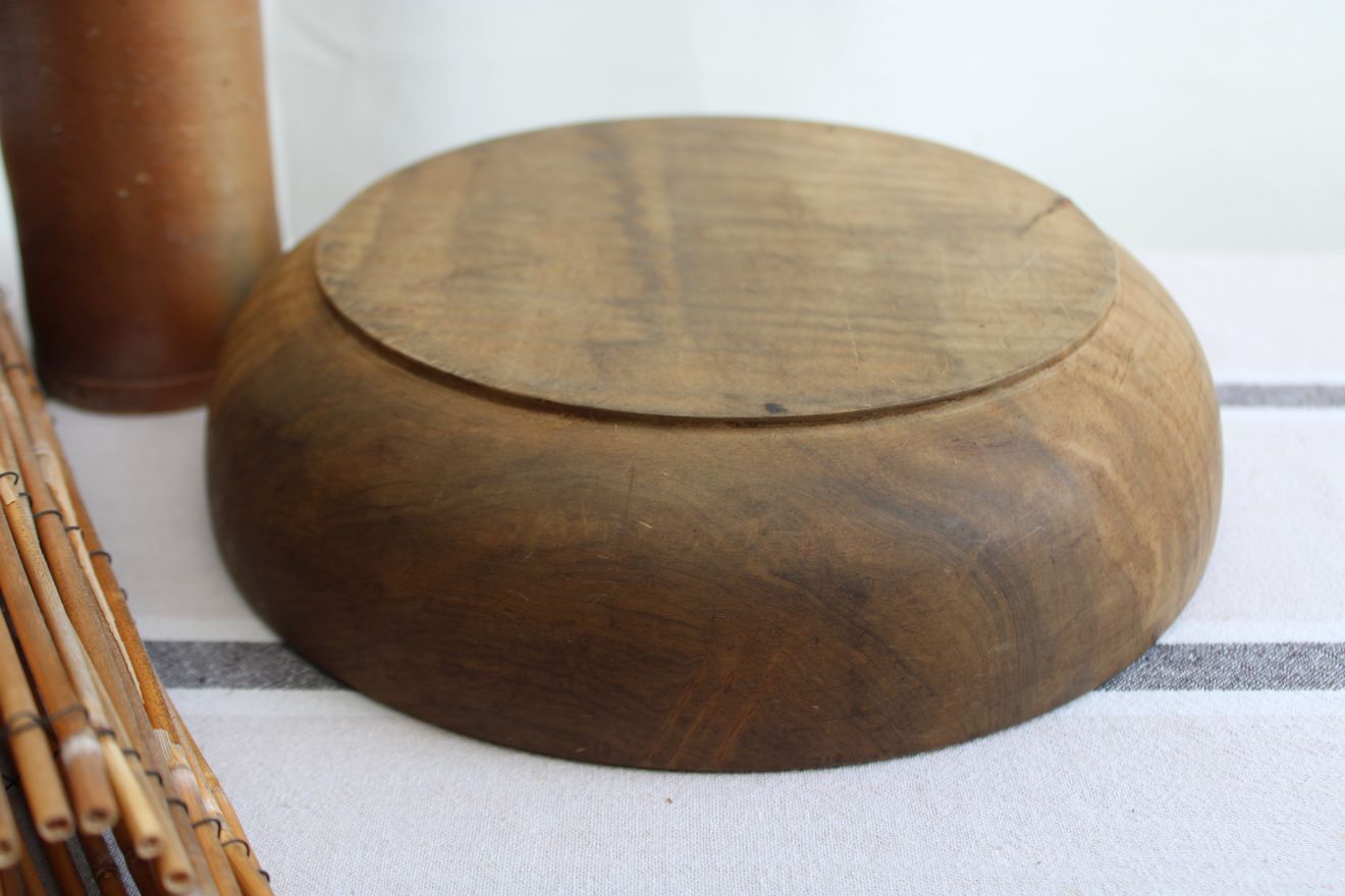 Round wooden dish