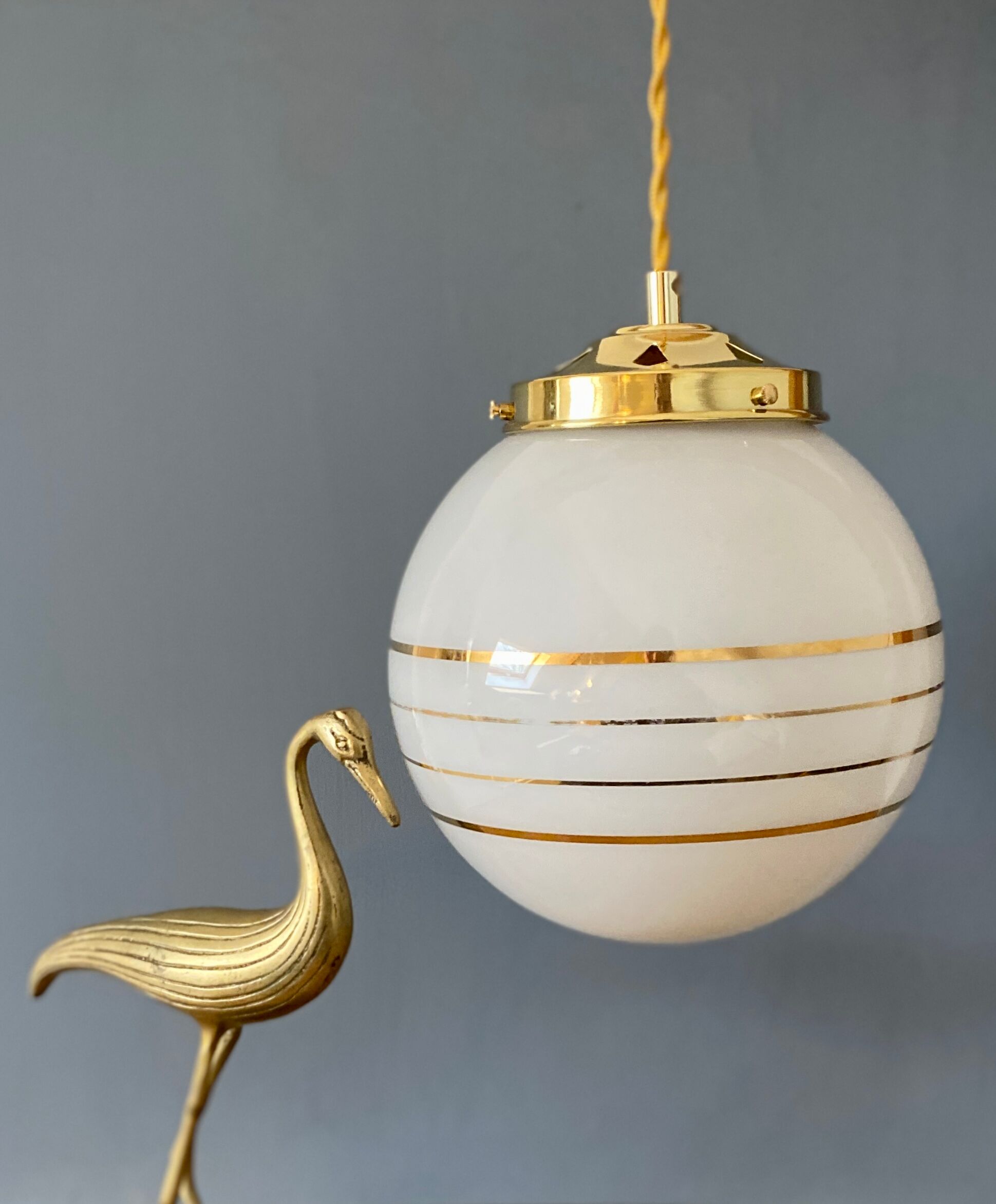 Suspension globe vintage art déco en opaline blanche et dorée