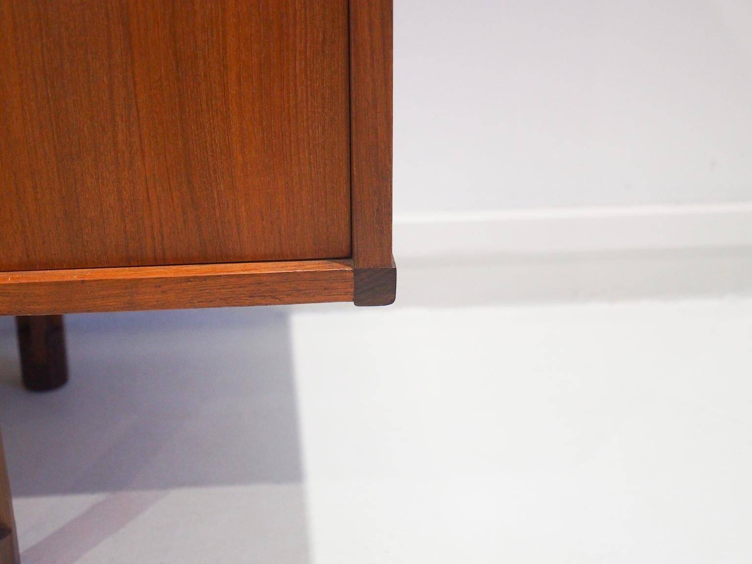 Enfilade en bois avec portes noires par George Coslin