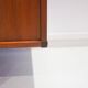 Enfilade en bois avec portes noires par George Coslin