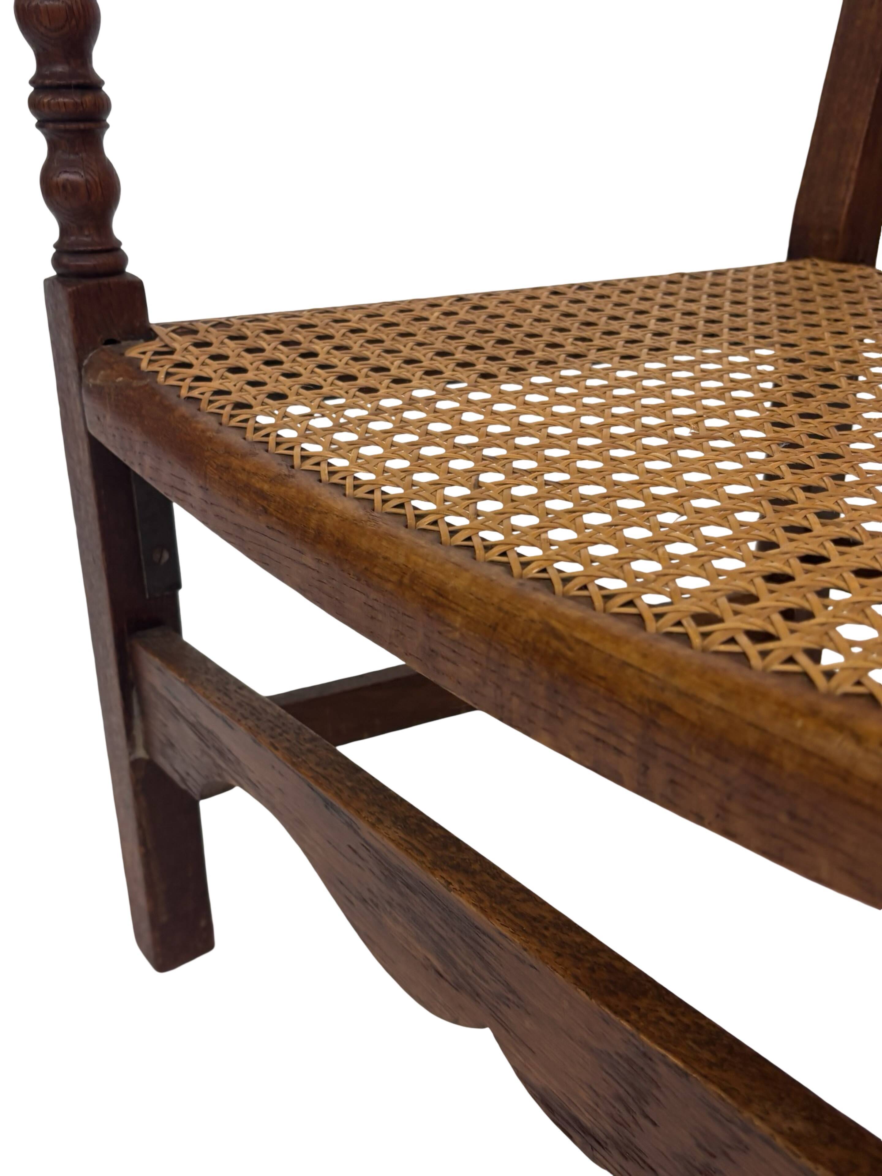 Fauteuil Art Déco en chêne tressé, design minimaliste.