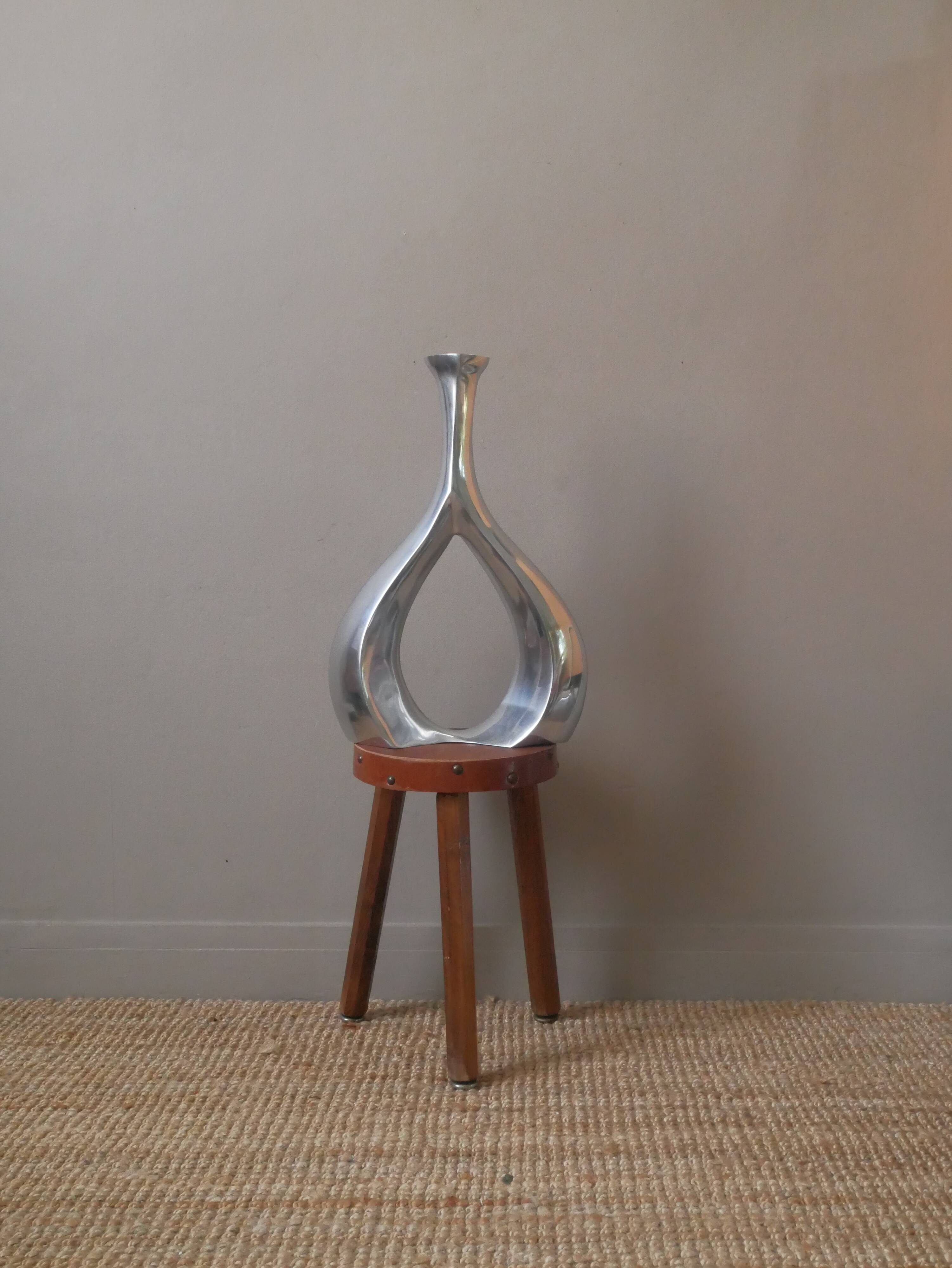 Contemporary design cast aluminum soliflore vase