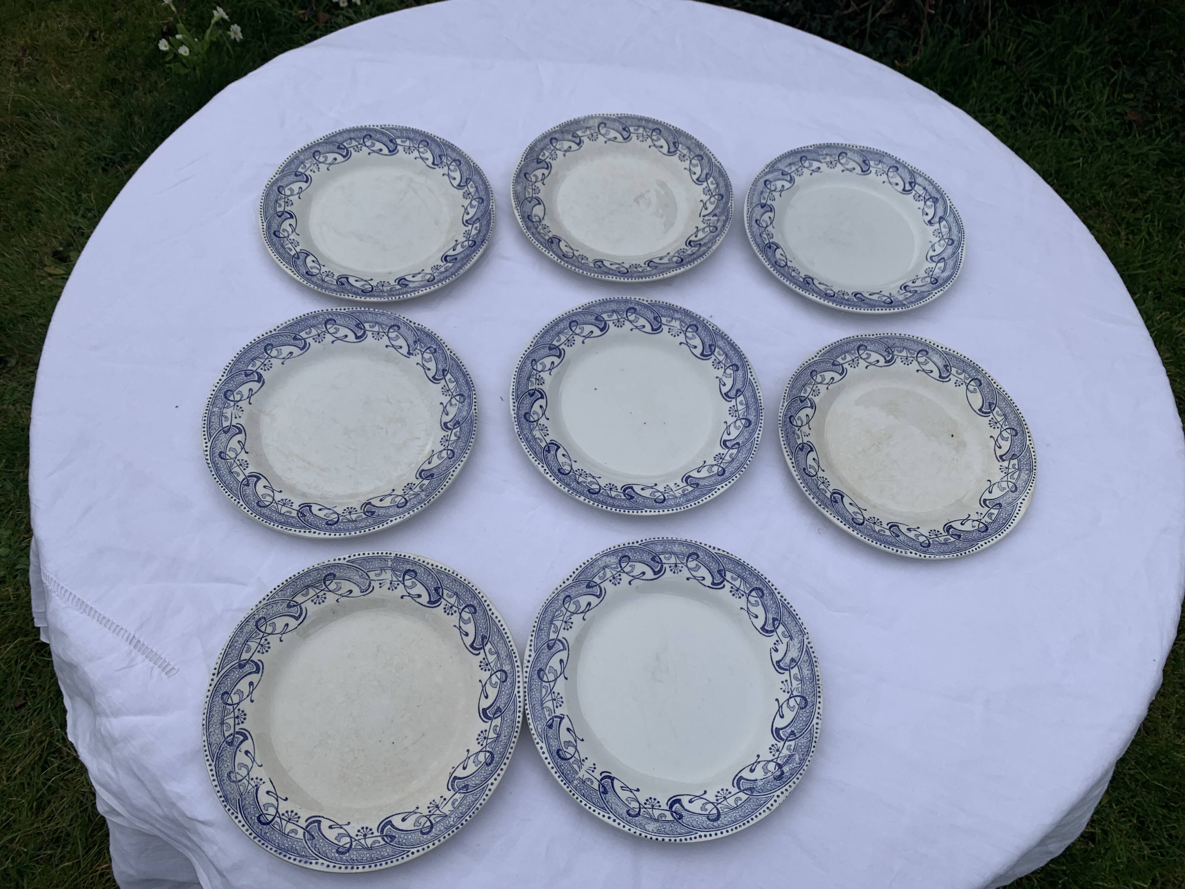 8 petites assiettes en faience terre de fer creil et montereau modele moscou, decor bleu anciennes