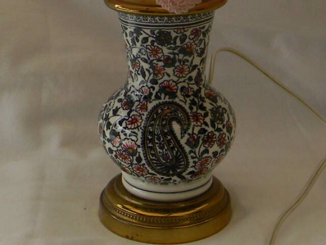 Small earthenware lamp from Gien. Cashmere decoration.