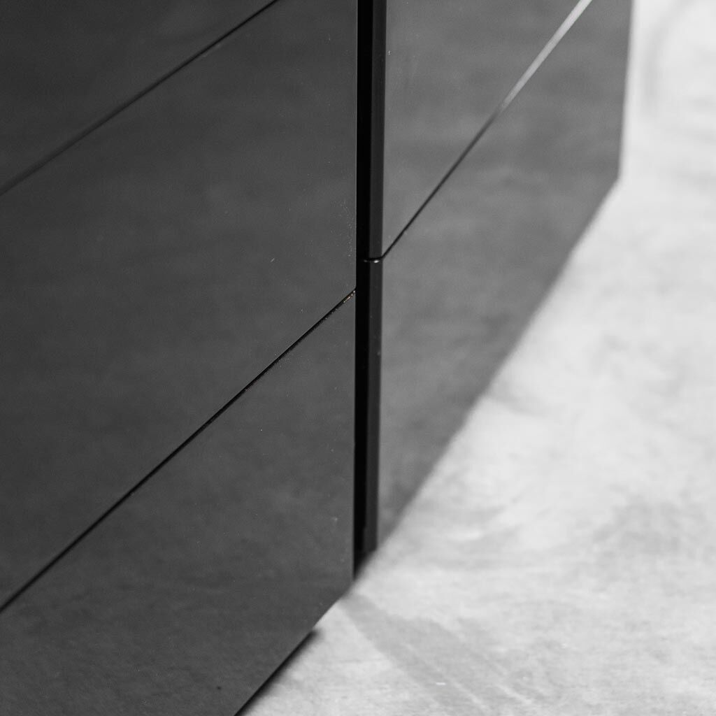 Commode en bois laqué noir des années 70