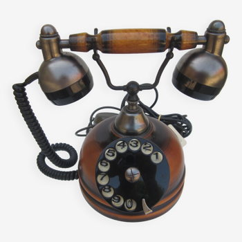 Reproduction of an old telephone in the early 1900s
