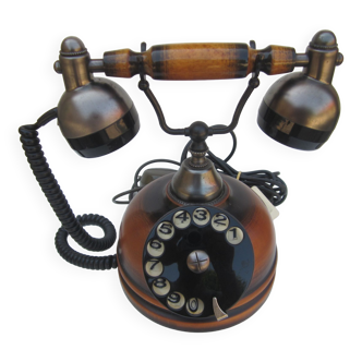 Reproduction of an old telephone in the early 1900s