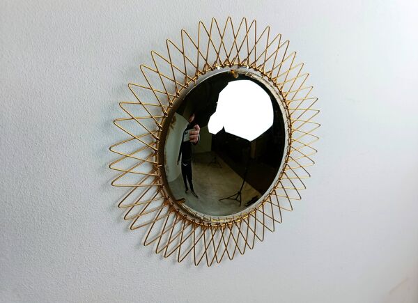 Miroir soleil convexe en métal doré, années 1960