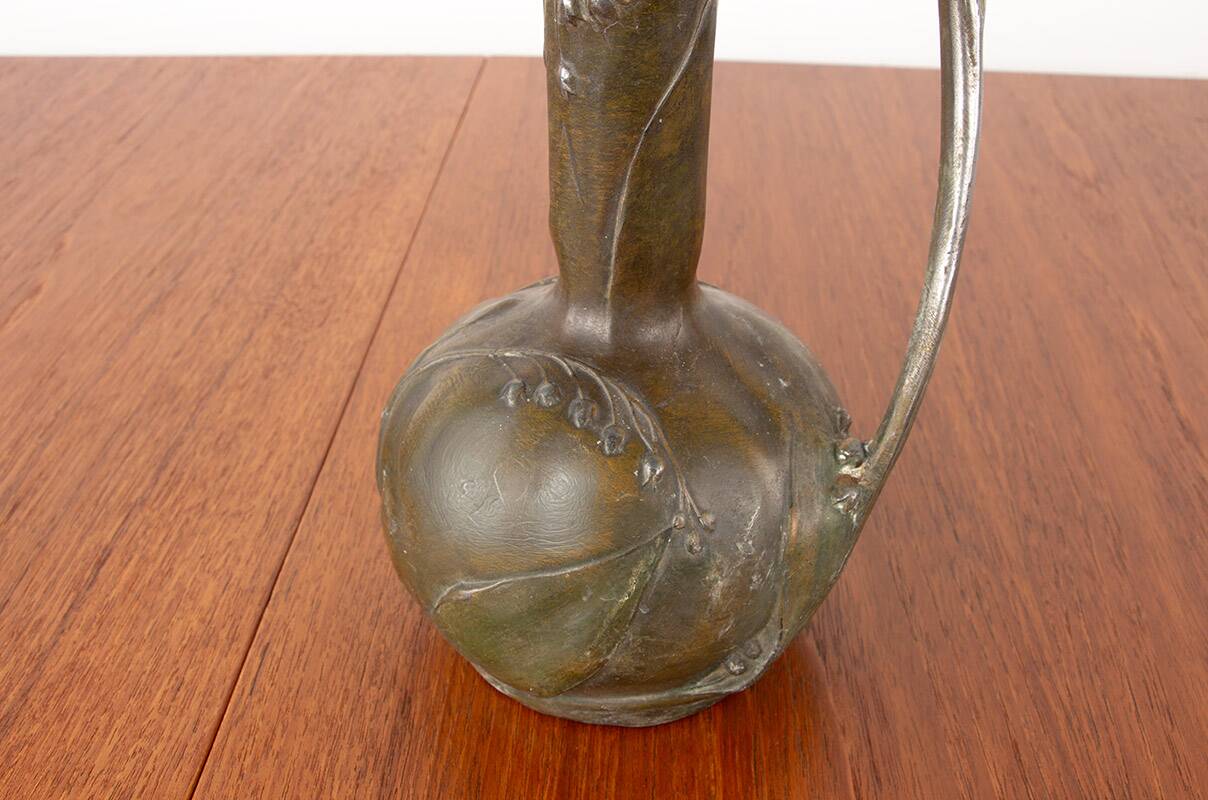Art Nouveau vase in solid pewter with bronze patina by Louis Chalon 1910.