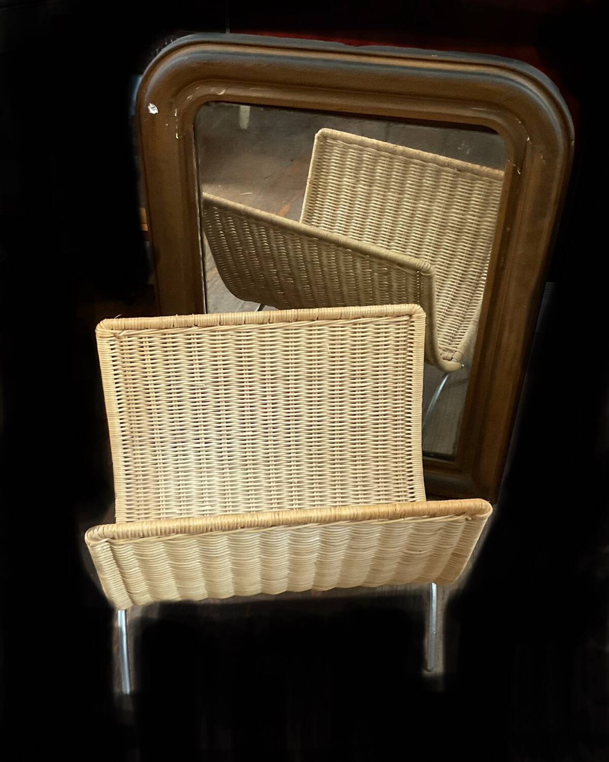Wicker magazine rack from the 69s/70s, very good condition