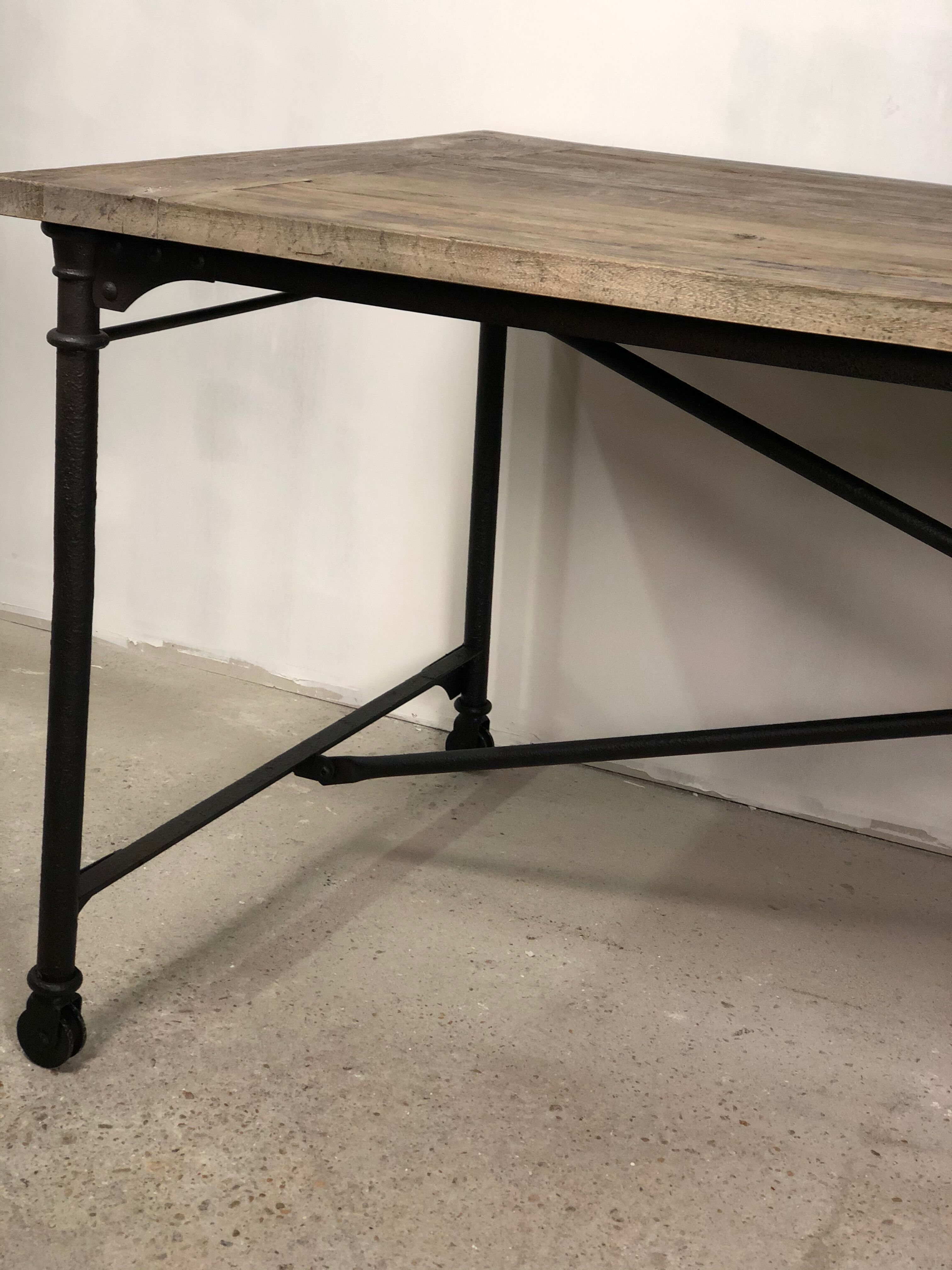 Table d'atelier en fer et plateau bois ancien